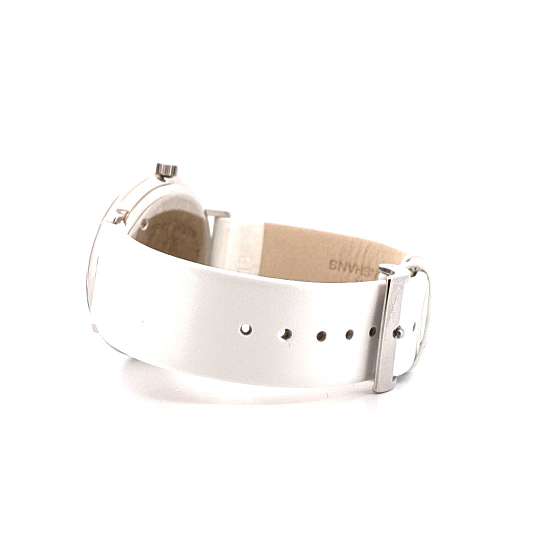 Junghans Max Bill Handaufzug Armband in Leder auf weißem Hintergrund