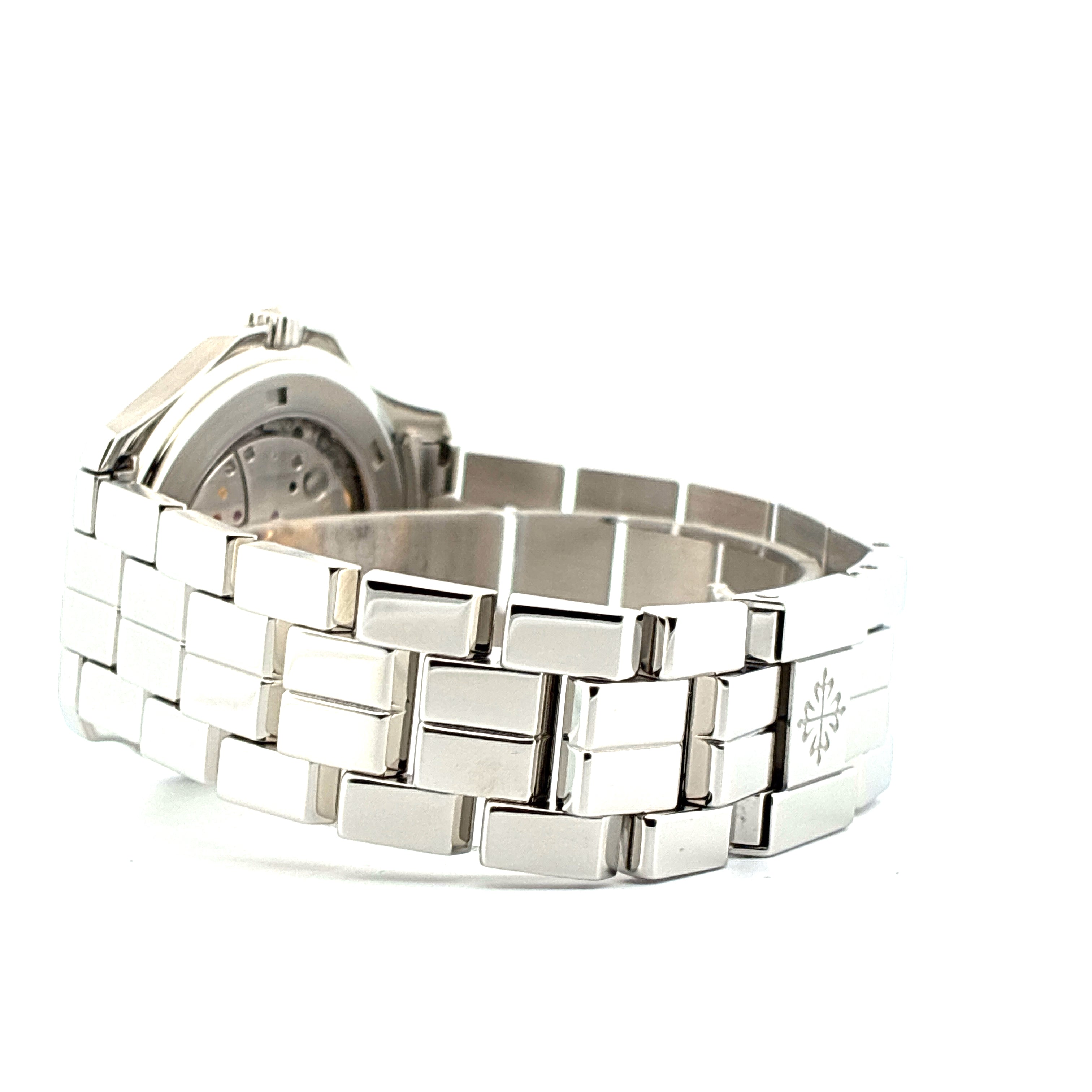 Seitenansicht einer Patek Philippe Aquanaut aus Edelstahl mit auffälligem Gliederarmband auf weißem Hintergrund