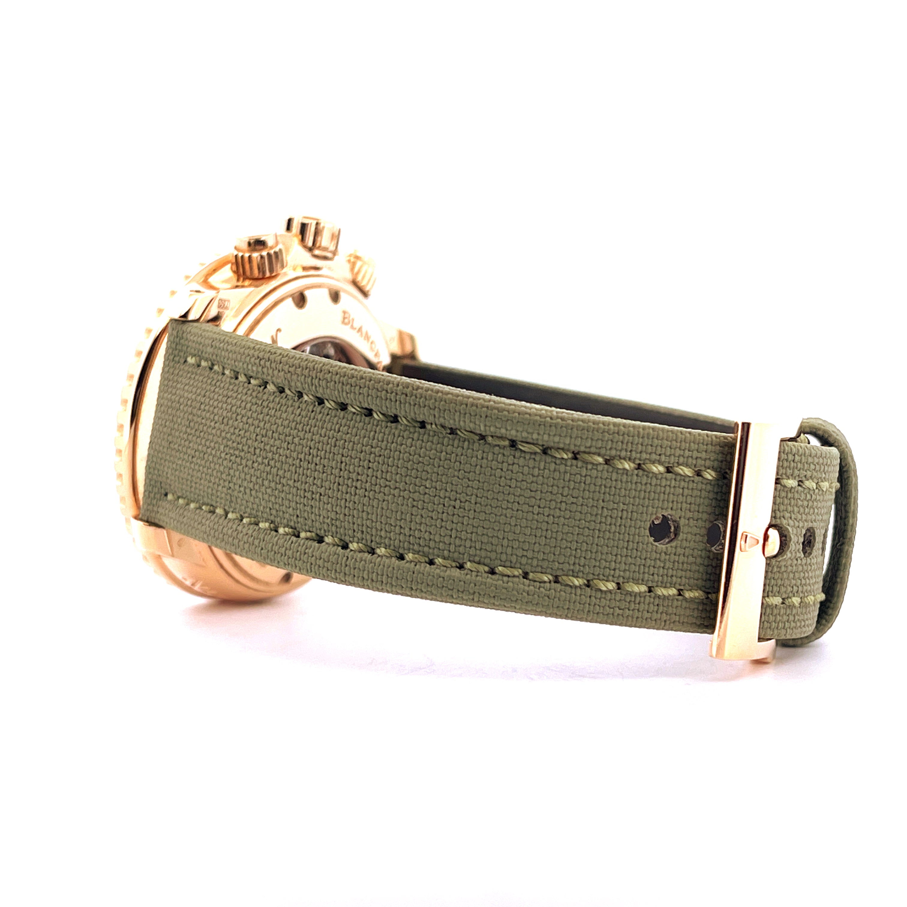 Seitenansicht einer Blancpain Fifty Fathoms Roségold mit grauem Textilarmband und rosegoldener Dornschließe