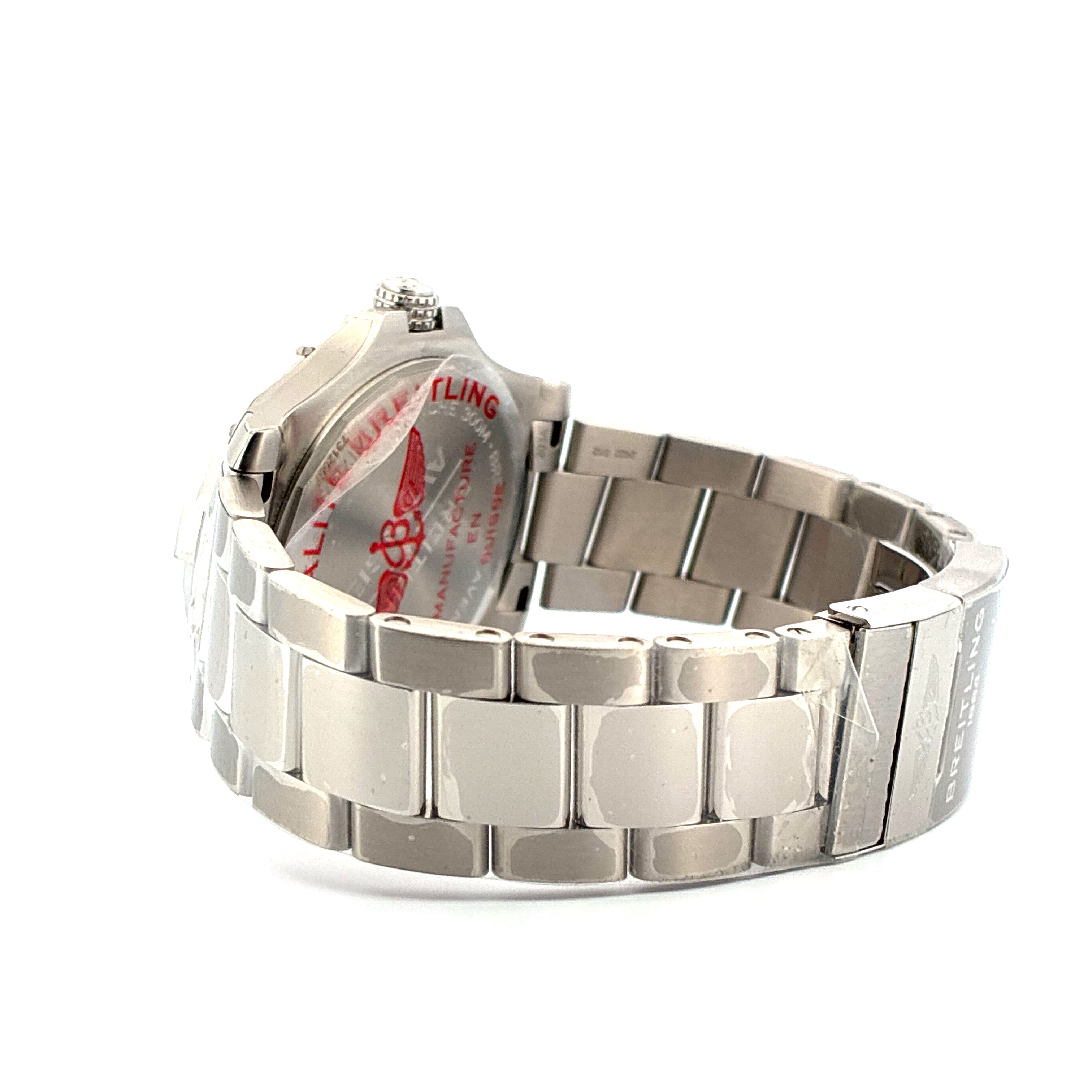 Seitenansicht einer Breitling Avenger Automatic 43 mit Edelstahlarmband und Schutzfolie auf dem Gehäuse