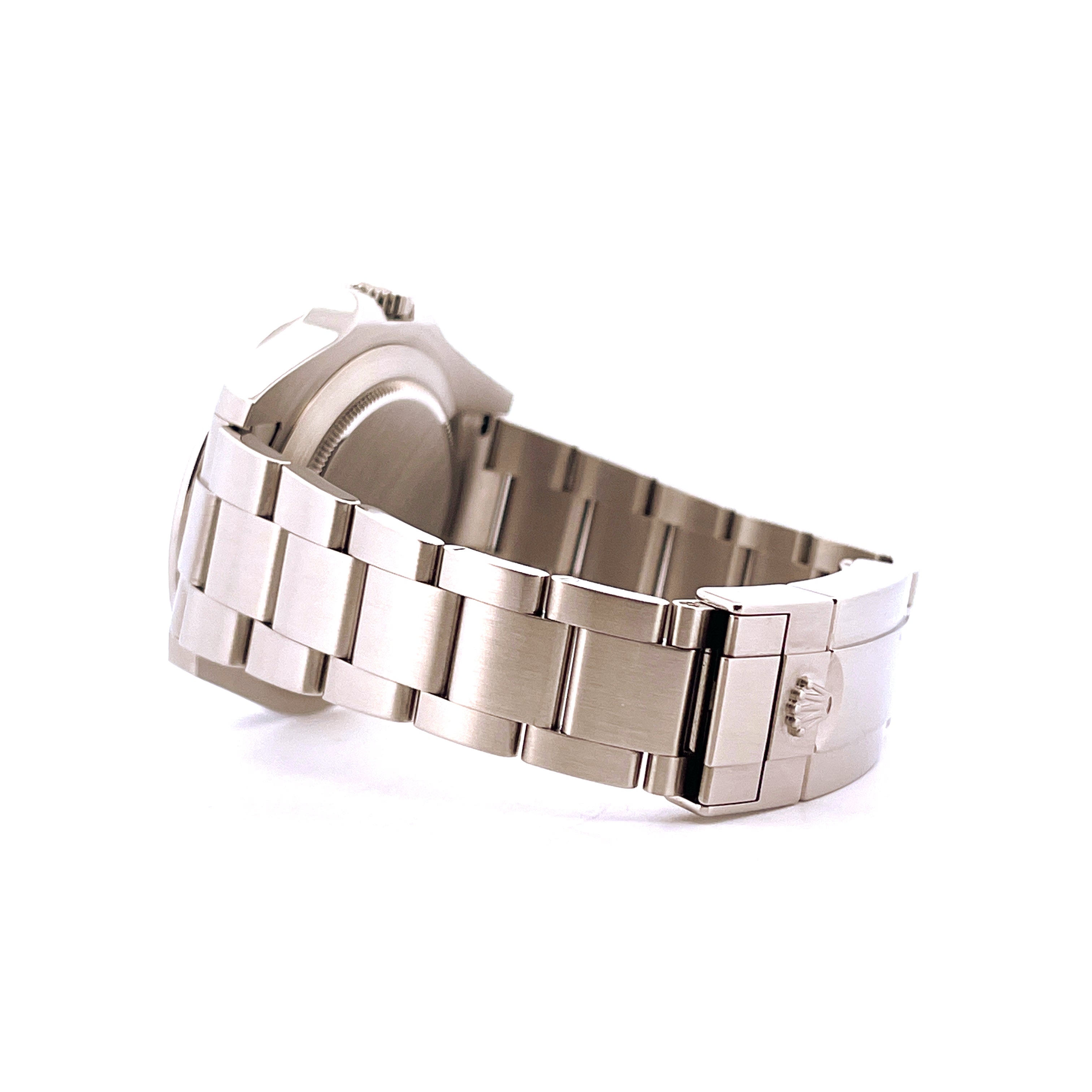 Seitenansicht einer Rolex Explorer II Polar Dial (2015) aus Stahl mit einem polierten Metallarmband und einer Schliesse mit Rolex-Logo auf weissem…