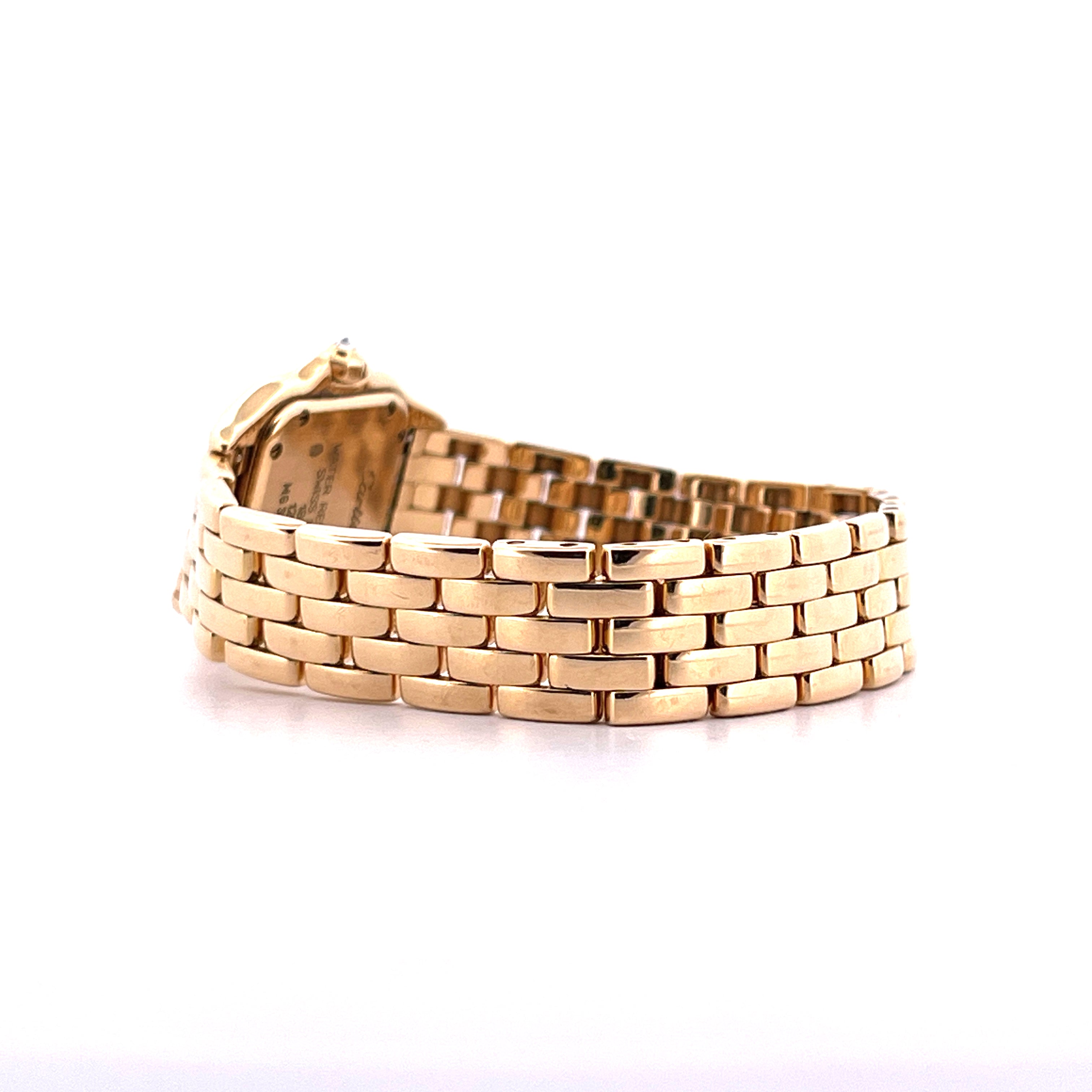 Seitenansicht einer Cartier Panthere Damenuhr aus Gelbgold mit einem charakteristischen Gliederarmband