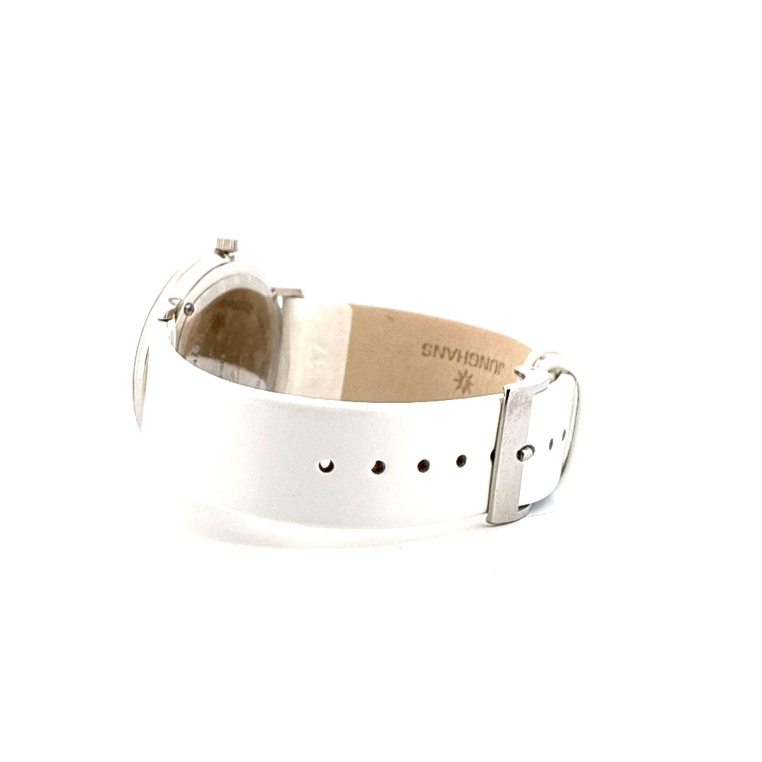 Junghans Max Bill Lady im Profil auf weißem Hintergrund mit weißem Lederarmband