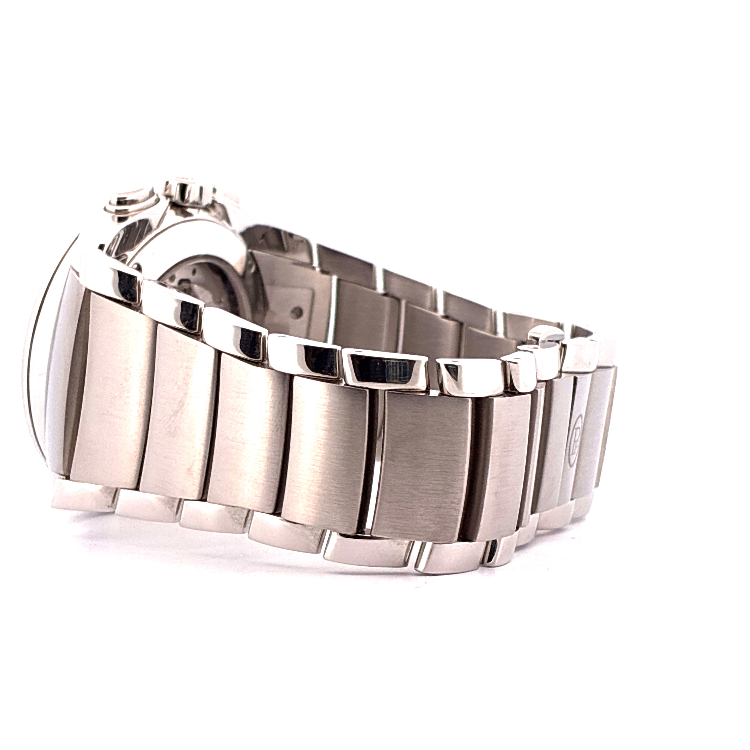 Parmigiani Fleurier Tonda Metrographe aus Stahl, Seitenansicht eines silberfarbenen Armbands mit polierten und gebürsteten Gliedern auf weißem Hint…