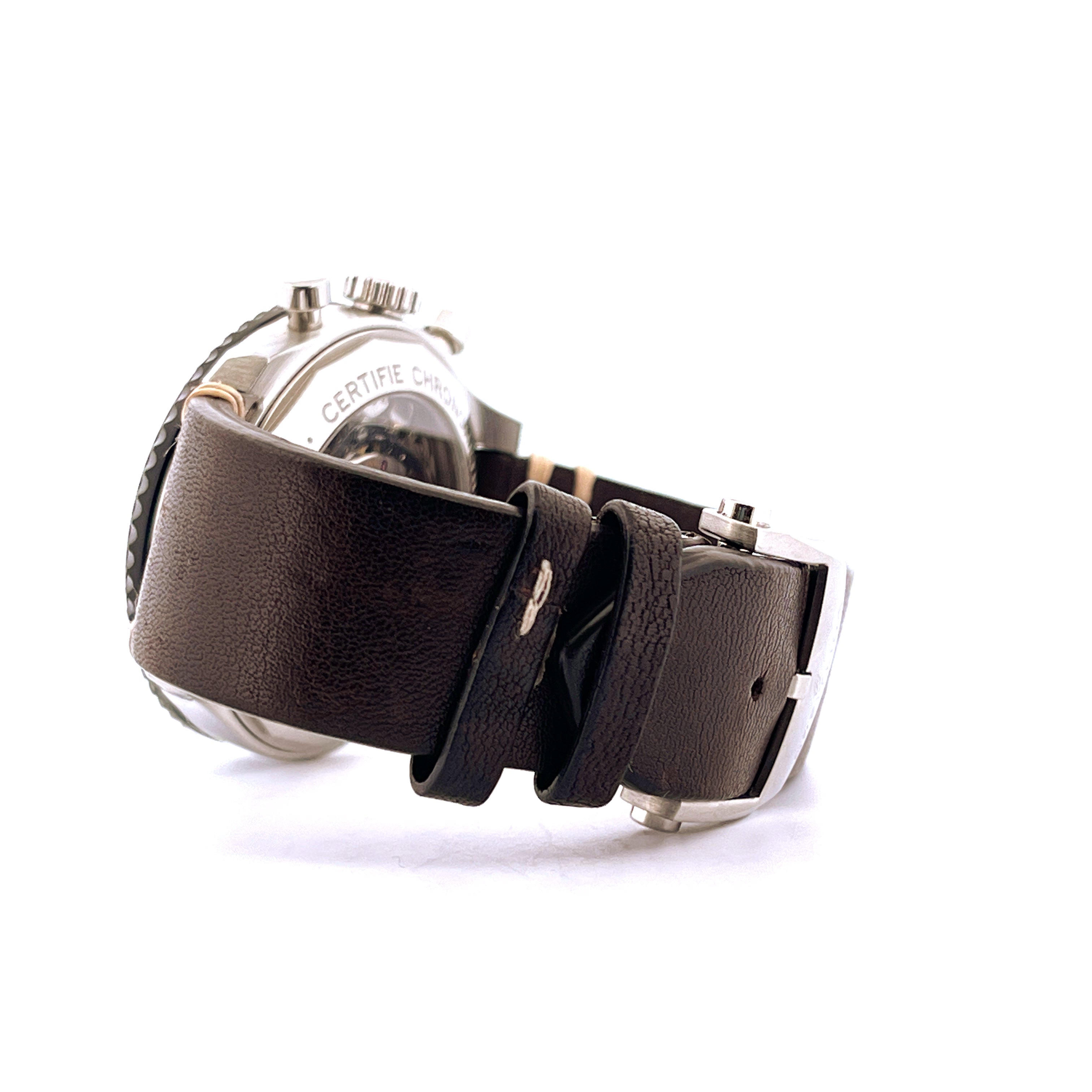 Breitling Aviator 8 B01 Chronograph 43 Mosquito, Seitenansicht des braunen Lederarmbandes und des Stahlgehäuses