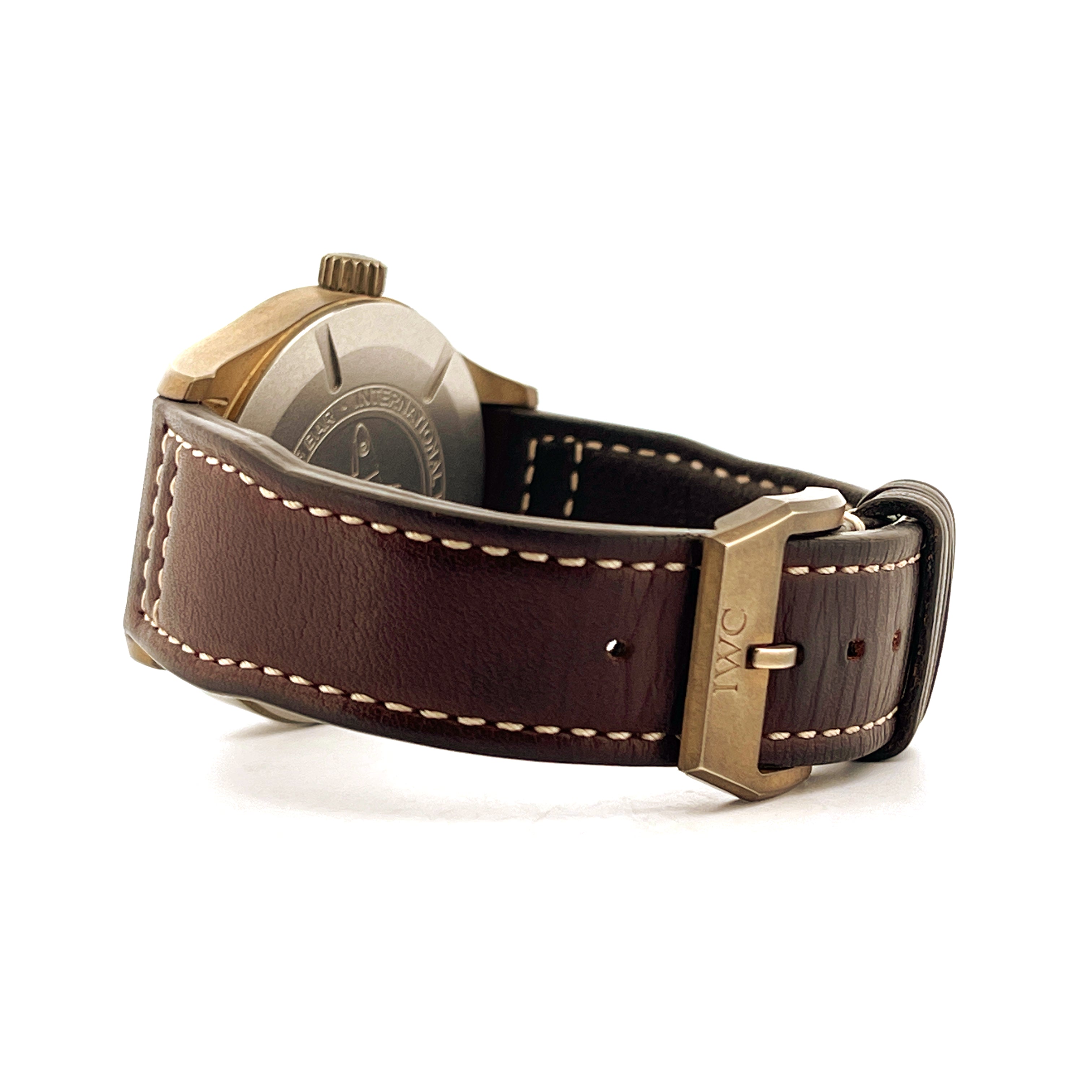 Seitenansicht des Gehäuses aus Bronze und des braunen Lederarmbands mit weißer Naht und IWC-Schließe