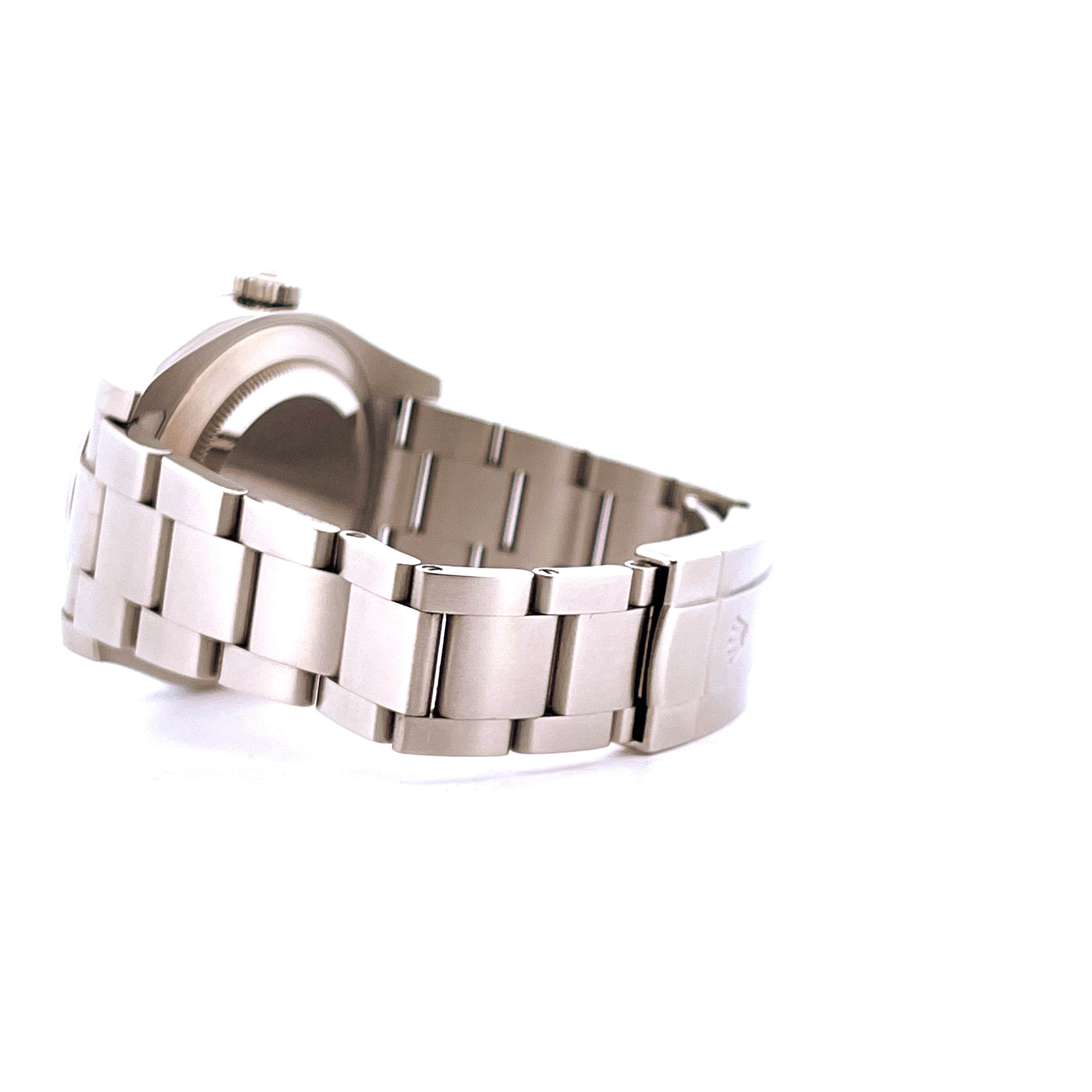 Seitenansicht einer Rolex Air King 116900 aus Stahl mit Armband und Schließe auf weißem Hintergrund
