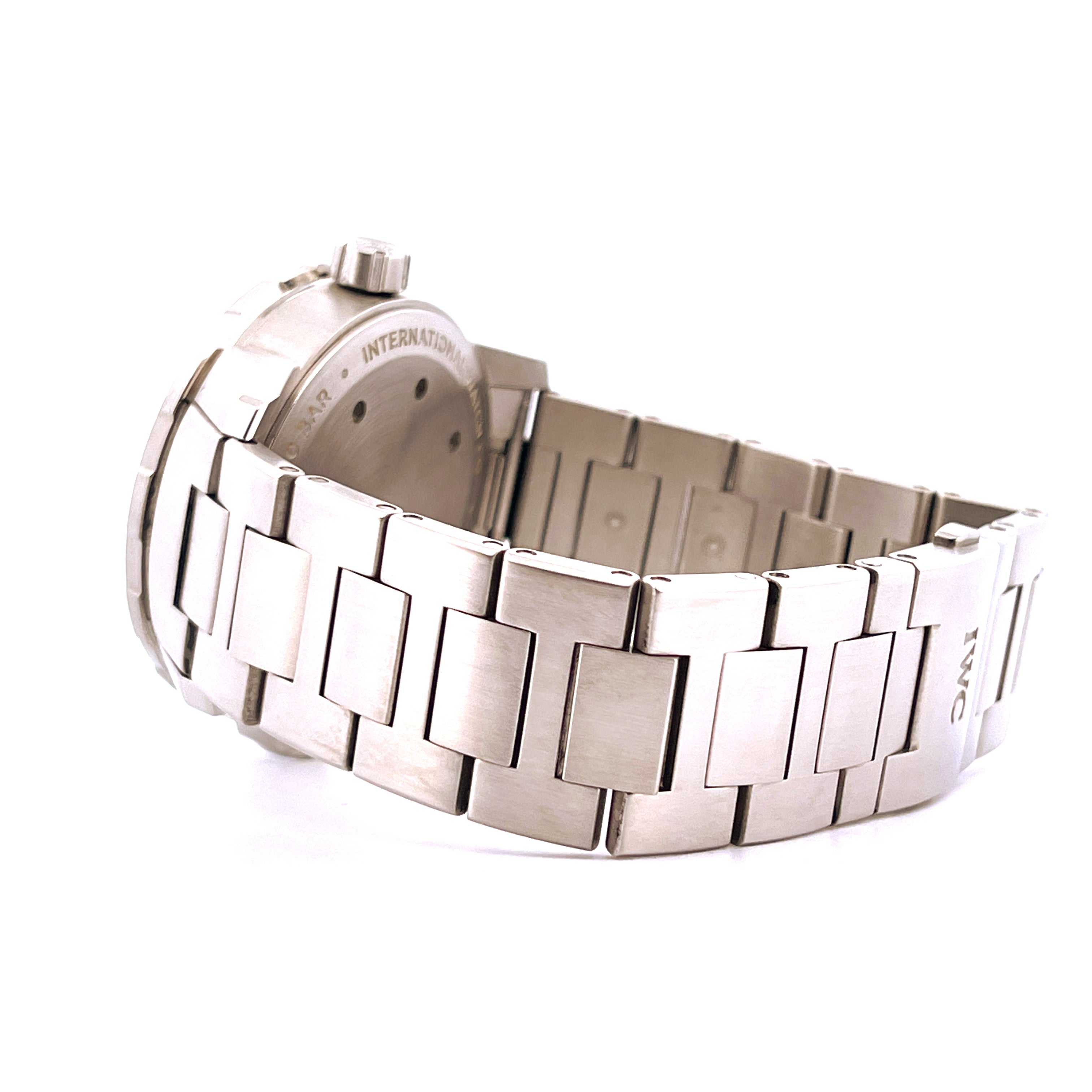 IWC Aquatimer Automatic im Seitenprofil auf weißem Hintergrund, Edelstahlgehäuse und Armband