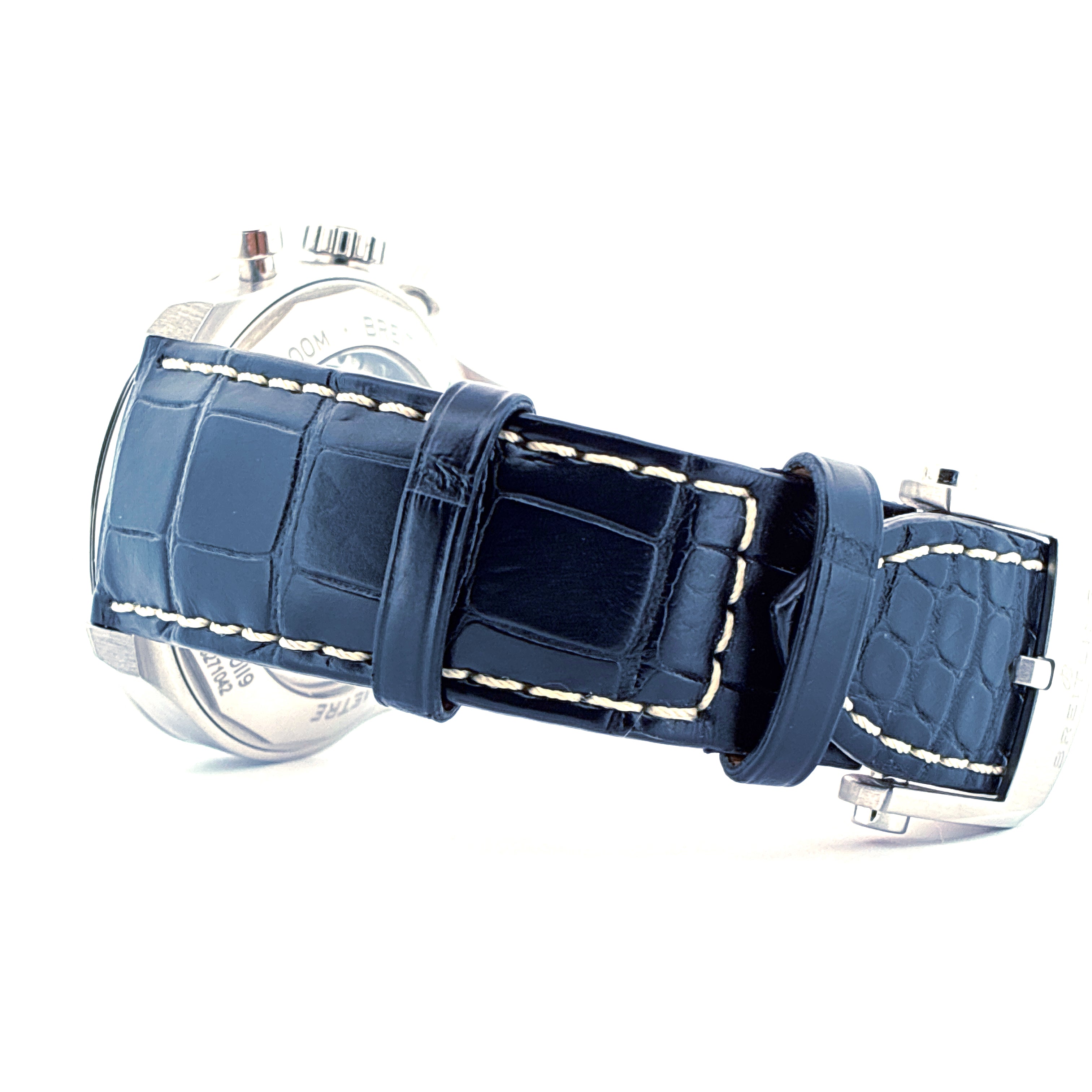 Breitling Aviator 8 B01 Chronograph 43 Detailansicht des dunkelblauen Krokolederarmbands mit weißer Naht