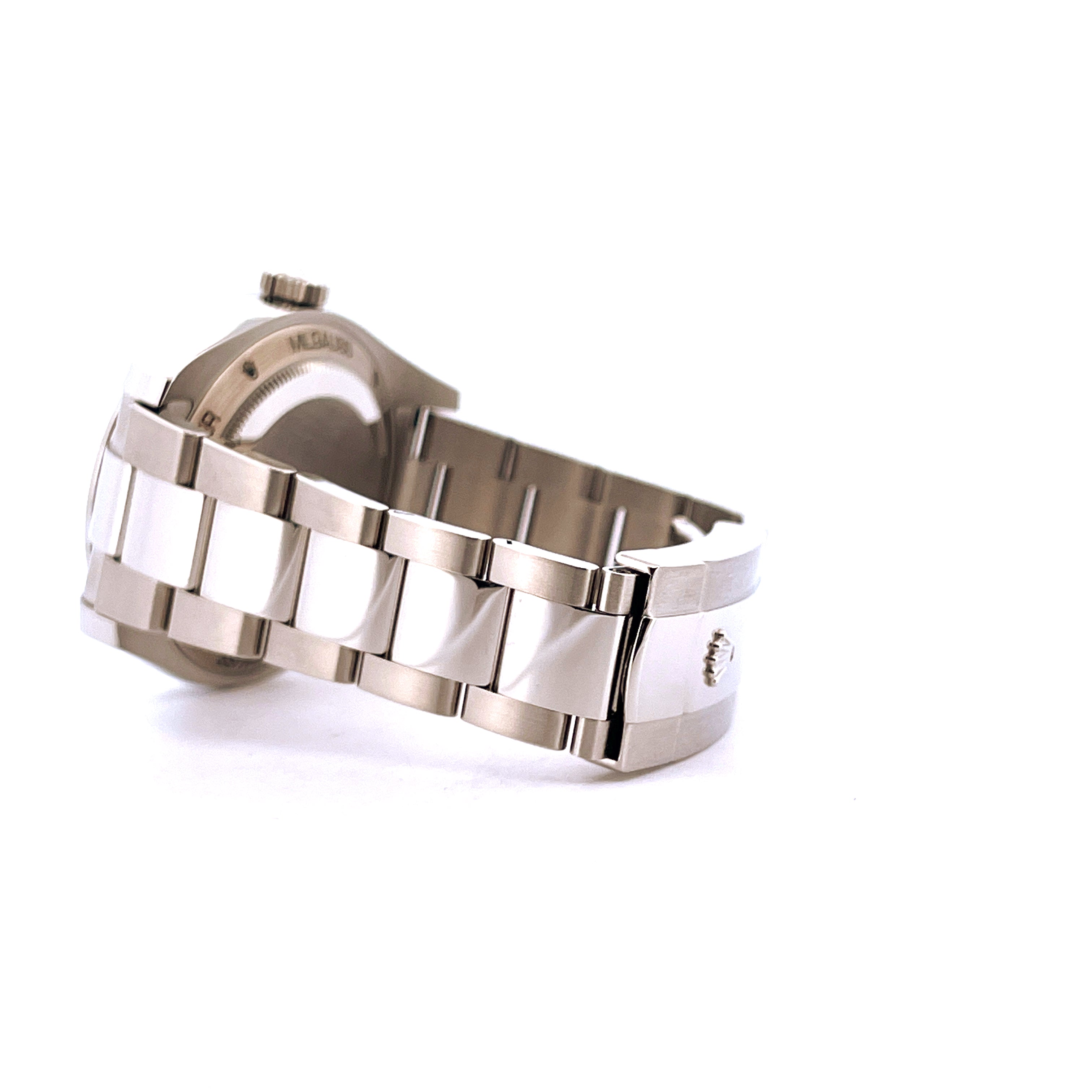 Seitenansicht einer Rolex Milgauss aus Stahl mit poliertem Armband und Schließe