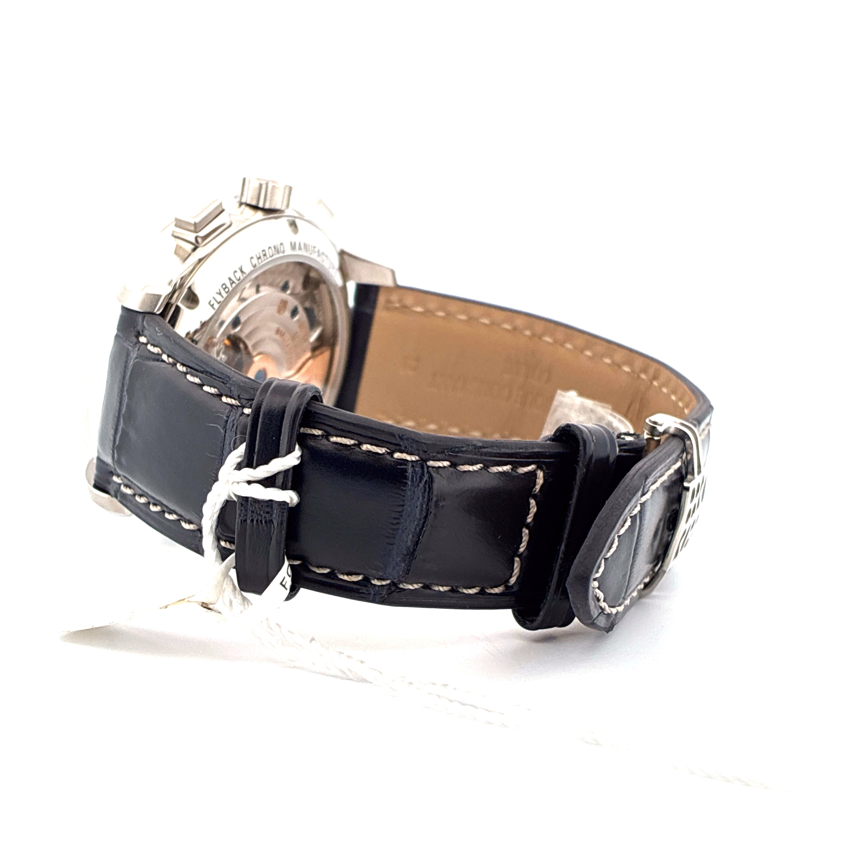 Frederique Constant Manufacture Flyback Chronograph, Seitenansicht mit schwarzem Lederarmband und Sichtboden