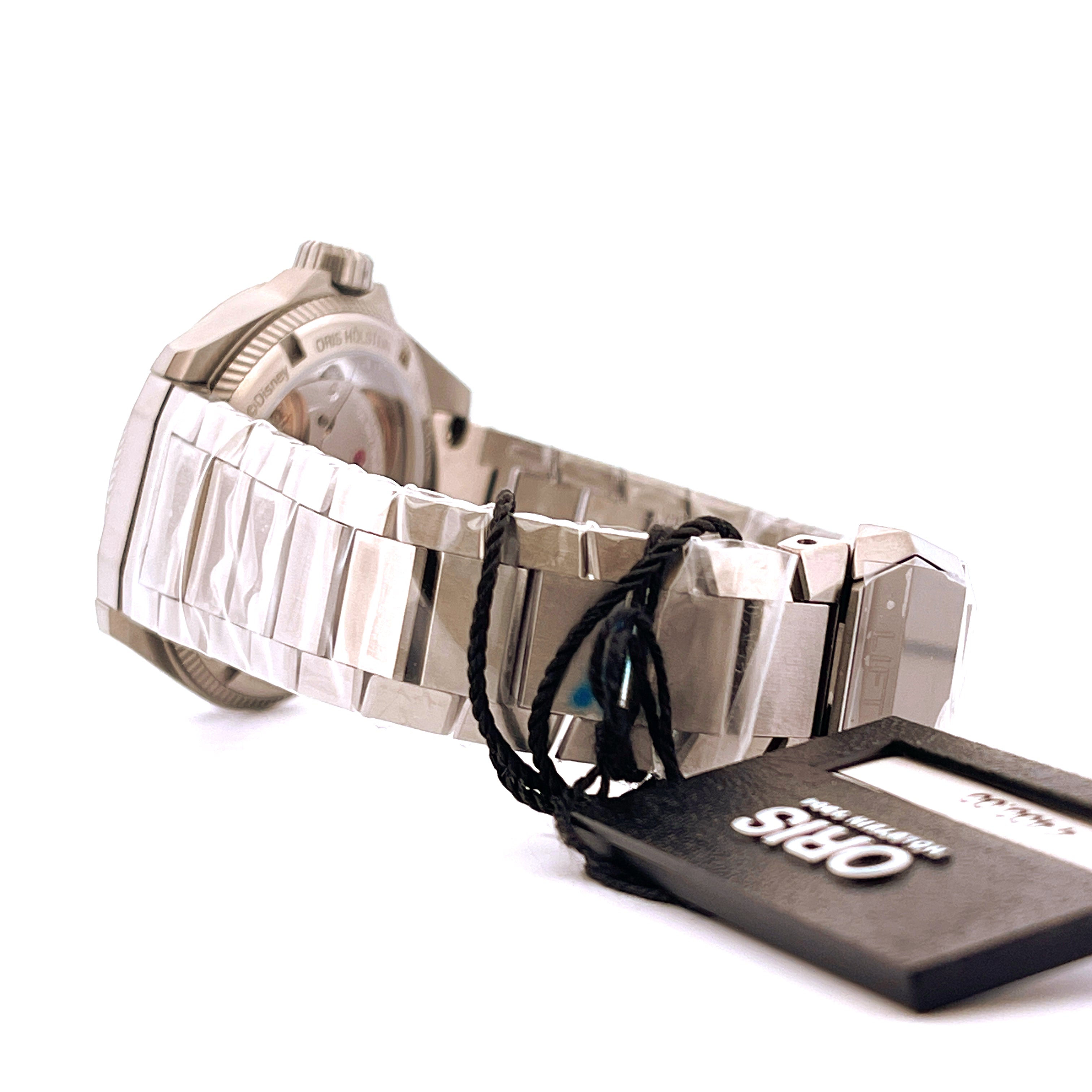 Oris Pro Pilot x Kermit aus Titan mit Armband und Etikett in Seitenansicht