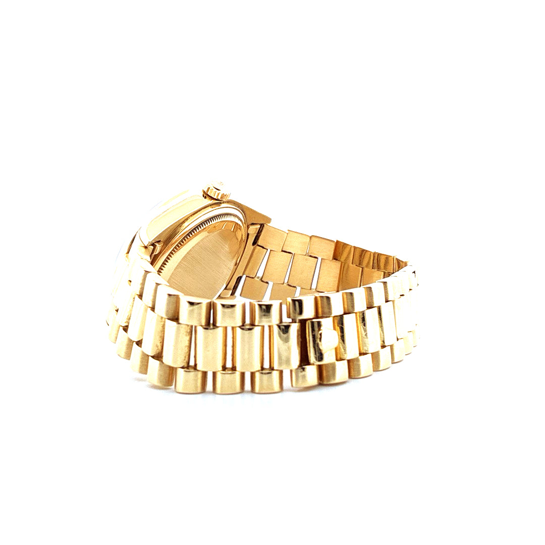 Rolex Day-Date 36mm in Gelbgold Seitenansicht mit Armband und Gehaeuserueckseite auf weissem Hintergrund