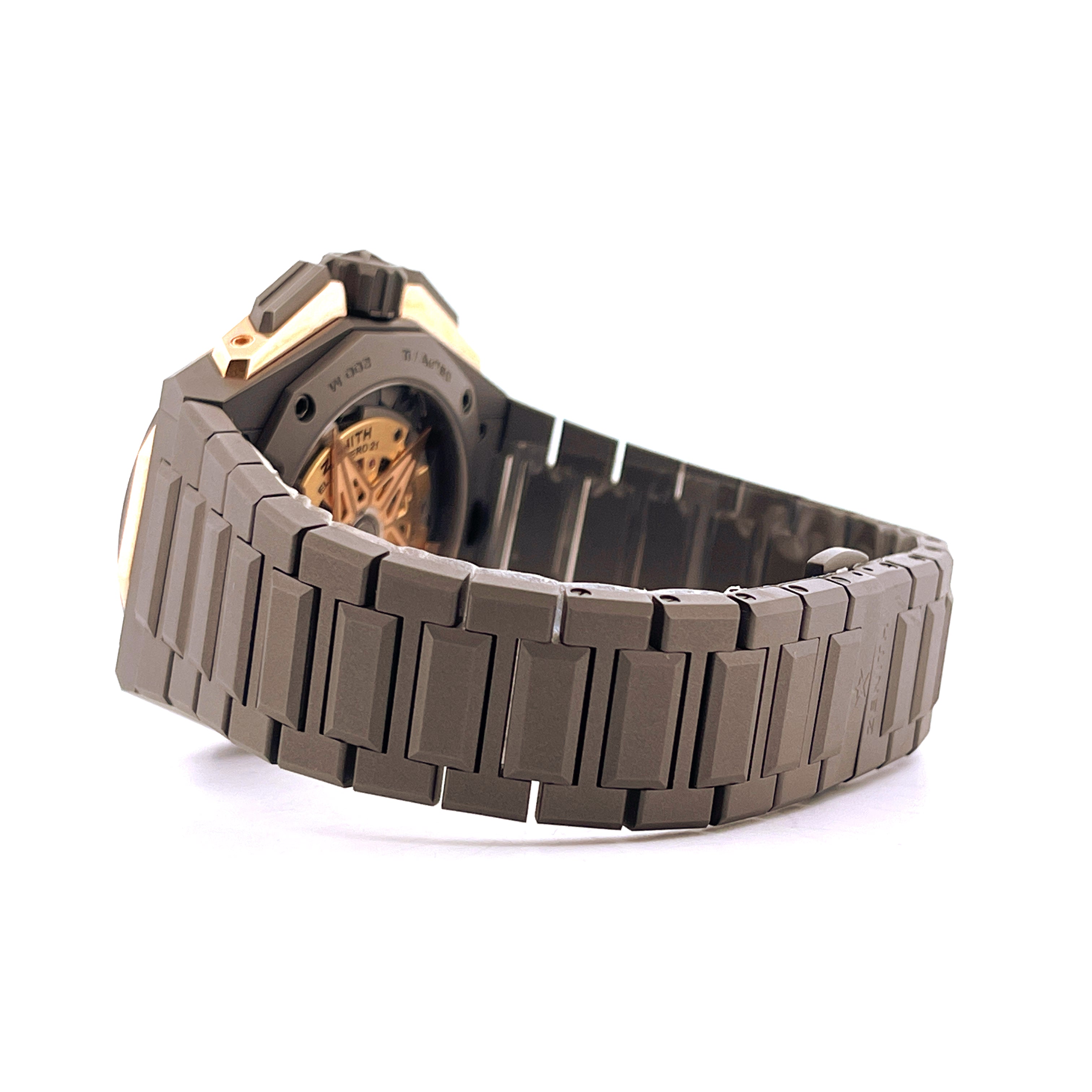 Zenith Defy Extreme Titan Roségold Seitenansicht mit Uhrwerk und Titanarmband