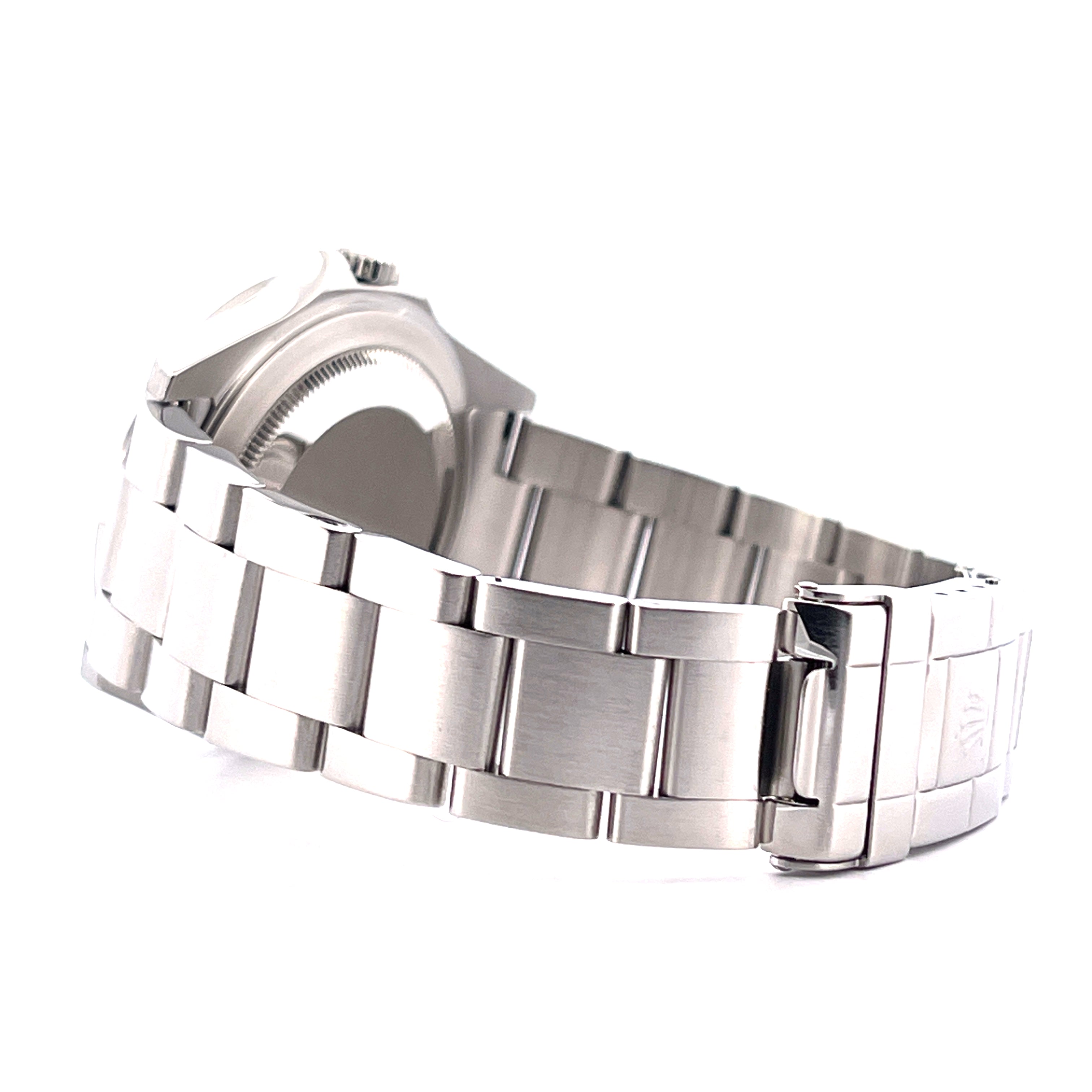 Seitenansicht einer Rolex White Polar Dial 16570T aus Stahl, mit Fokus auf das Armband und die Schließe, isoliert auf weißem Hintergrund