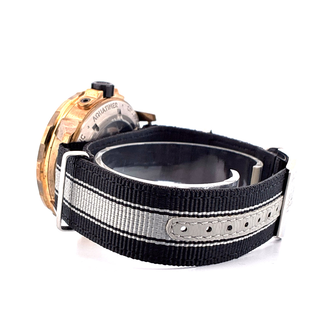 IWC Aquatimer Automatic Limited Edition 250 mit schwarzem Nylonarmband und zwei silbernen Streifen von der Seite gesehen