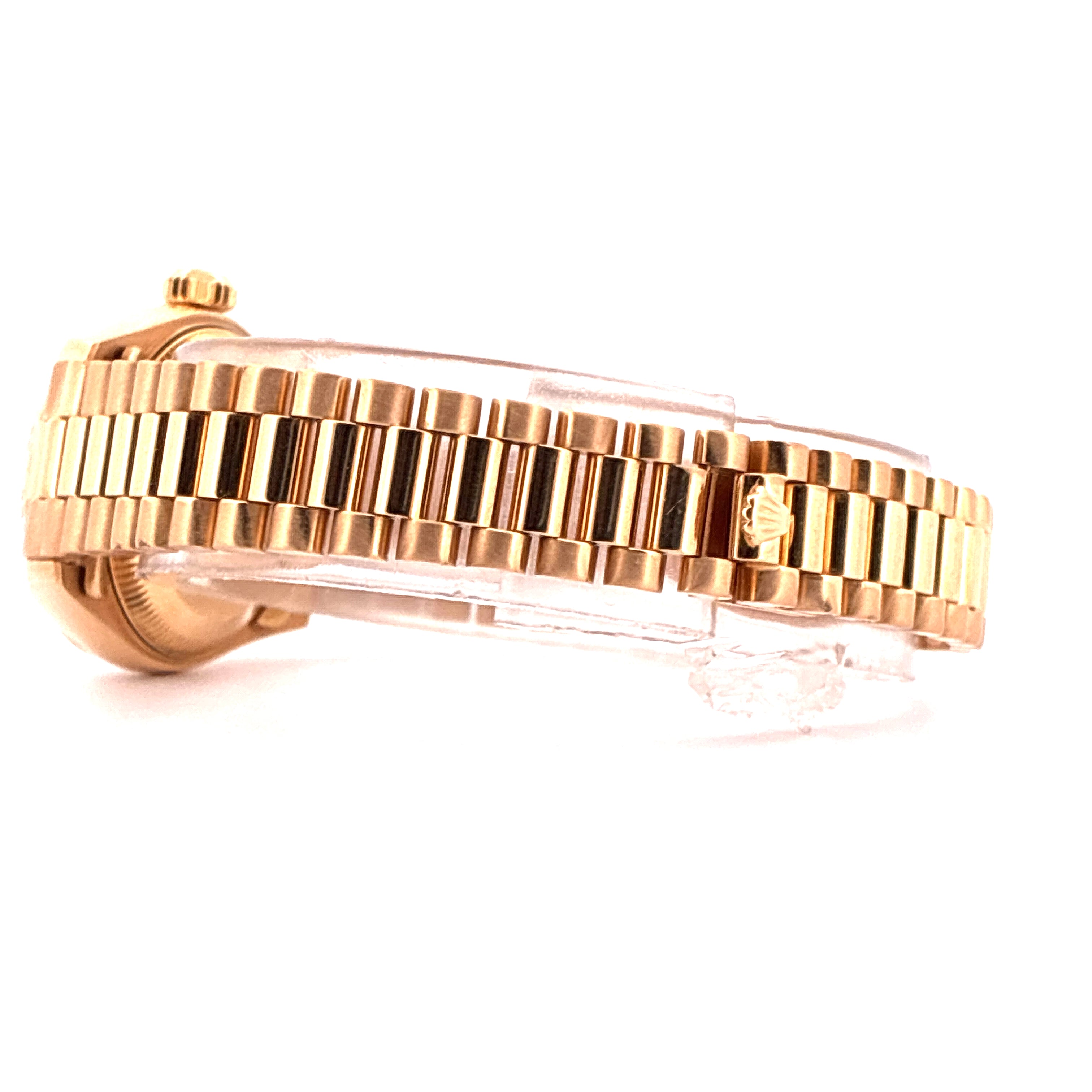 Rolex Lady-Datejust aus Gelbgold, Seitenansicht des Armbands mit Rolex-Krone auf dem Verschluss