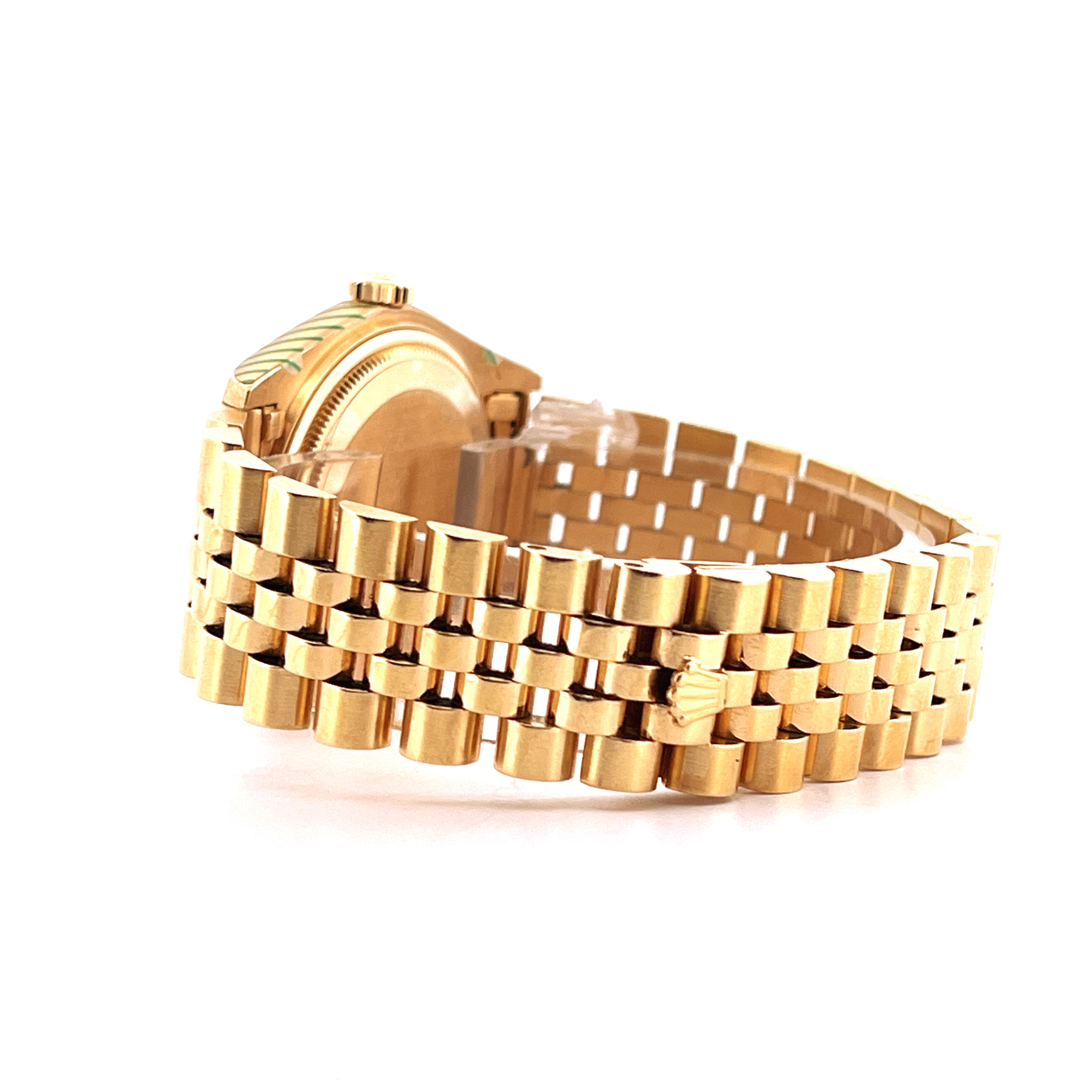 Rolex Datejust 36 Gelbgold im Profil mit Jubilé-Armband und Rolex-Logo auf weißem Hintergrund