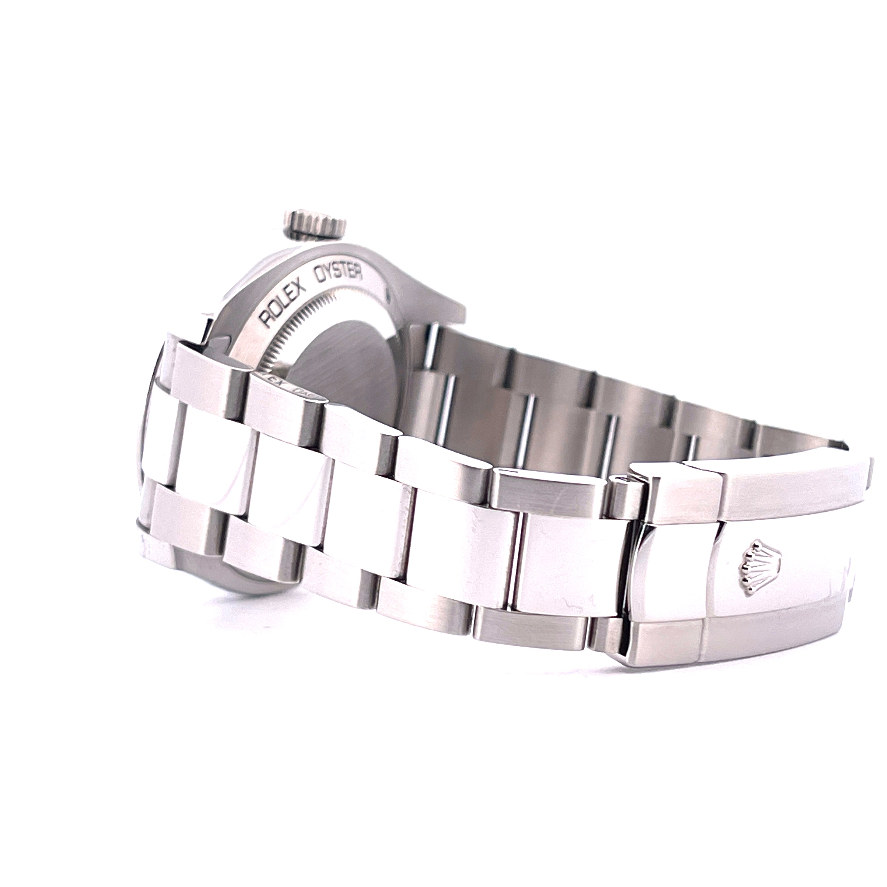 Seitenansicht einer Rolex Milgauss 116400GV mit Stahlarmband auf weißem Hintergrund