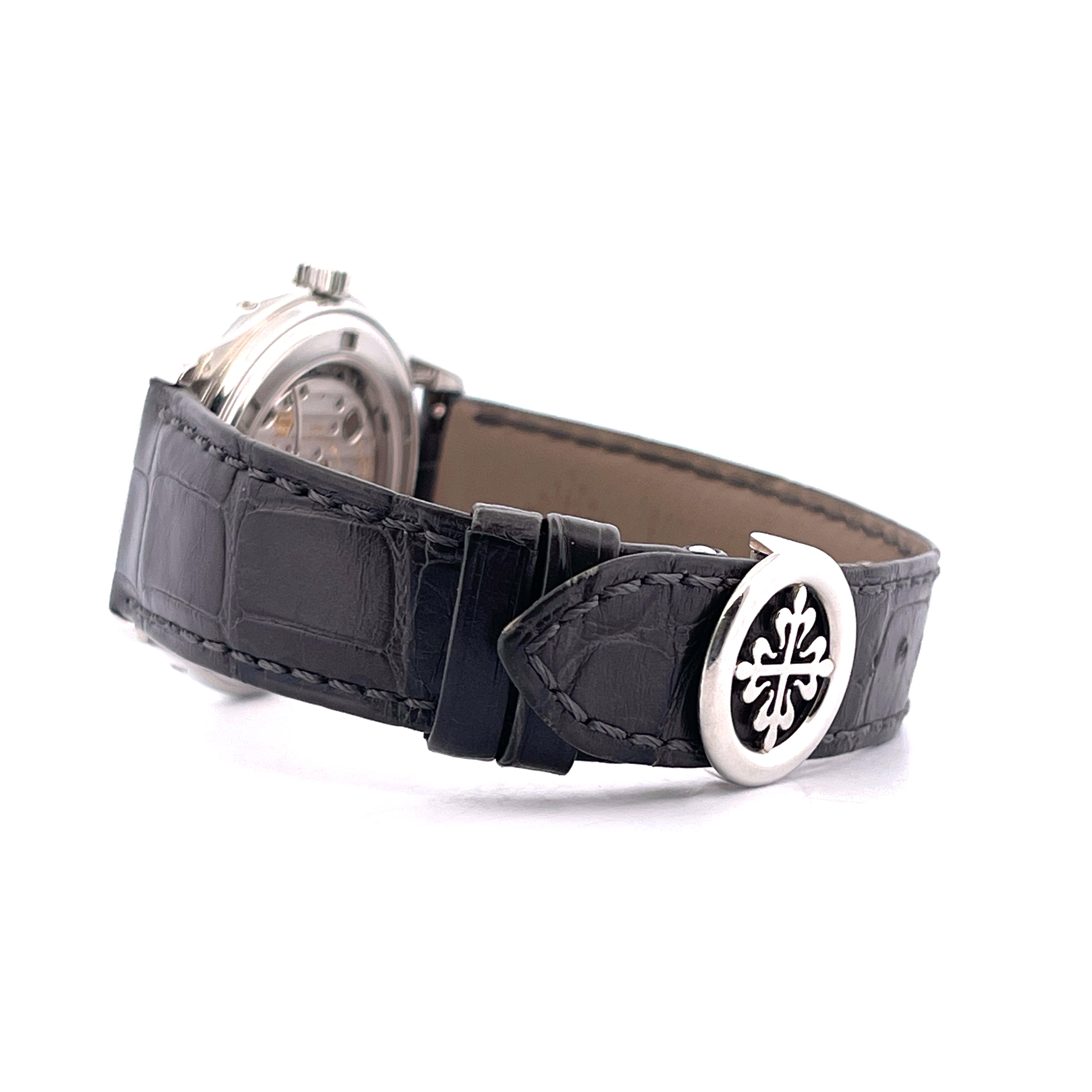 Patek Philippe 5146P-001 mit schwarzem Kroko-Lederarmband und Patek Philippe Logo Schließe im Profil