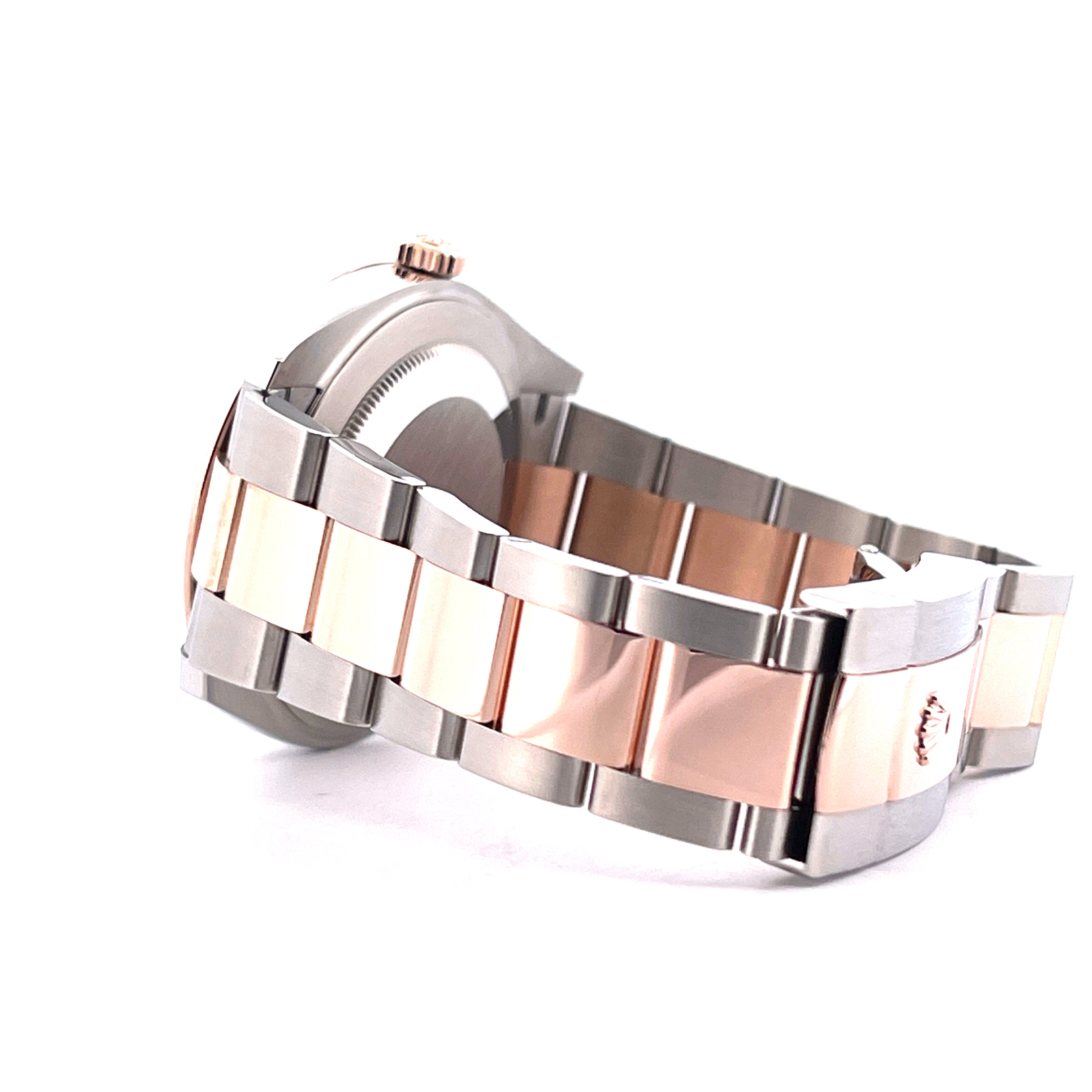 Rolex Datejust 41 Edelstahl-Roségold-Armband von der Seite auf weißem Hintergrund