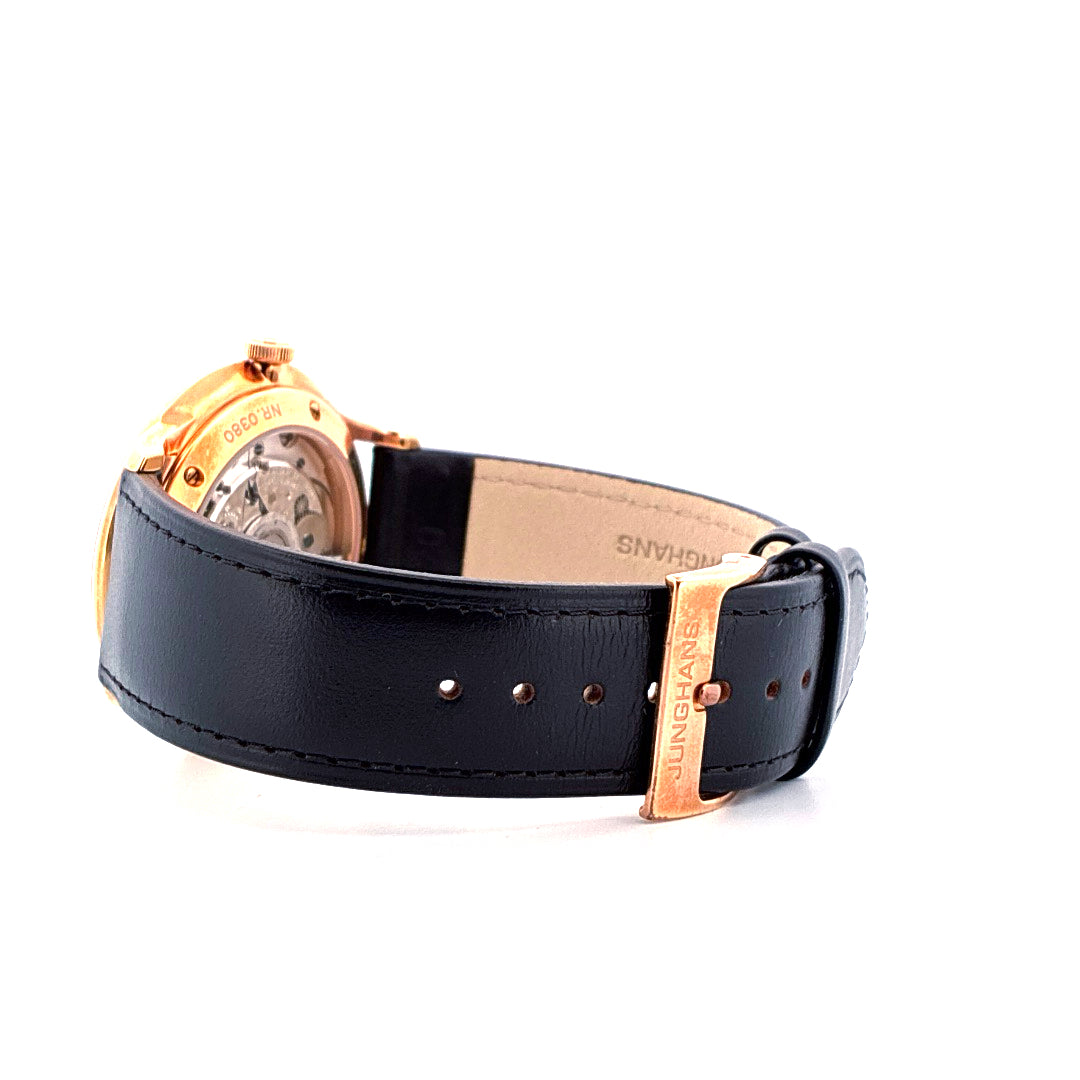 Junghans Meister Damen Uhr in Nahaufnahme, Roségoldgehäuse, schwarzes Lederarmband mit Schnalle und Sichtboden