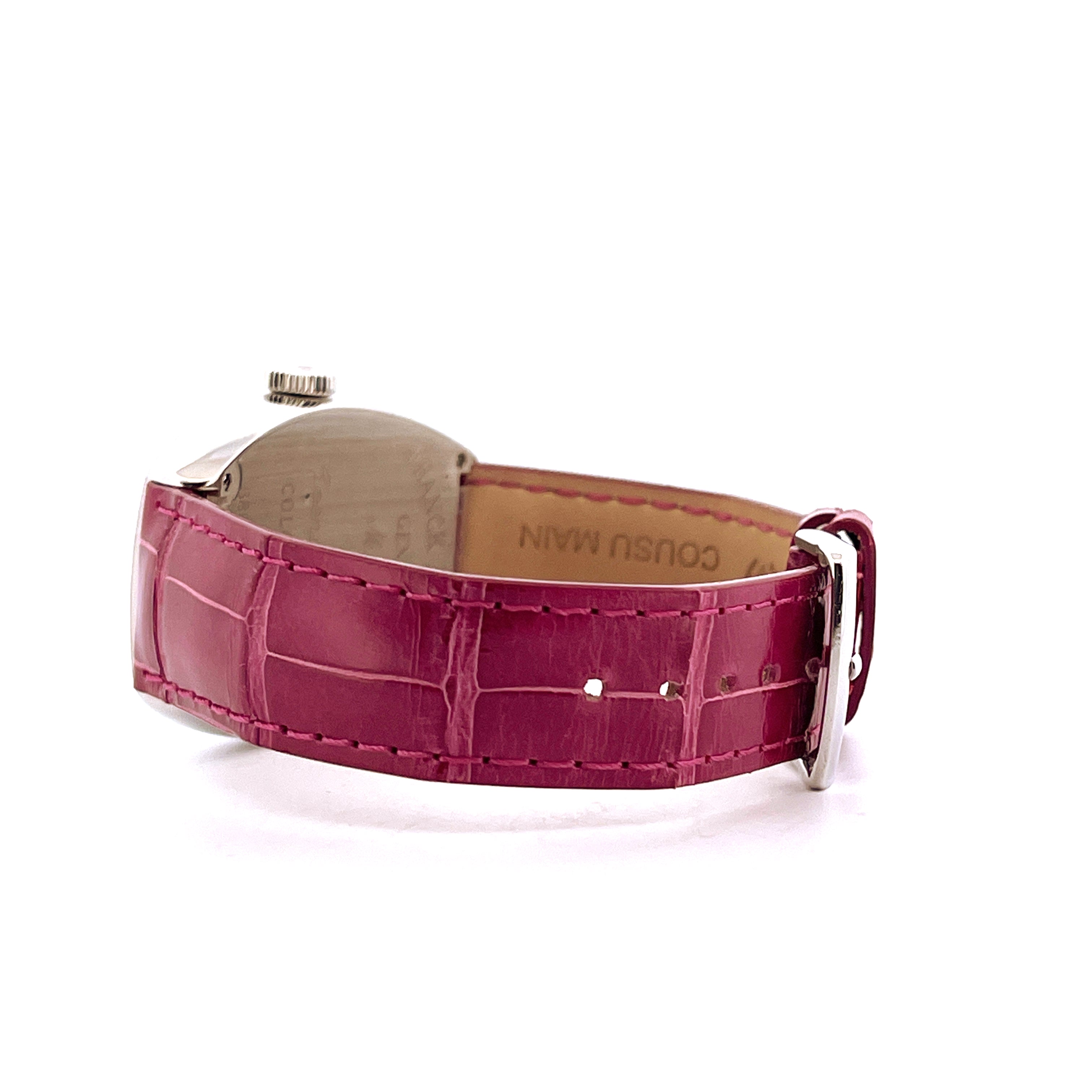 Seitenansicht einer Franck Muller Cintree Curvex Color of Dreams Uhr mit rotem Krokodillederarmband