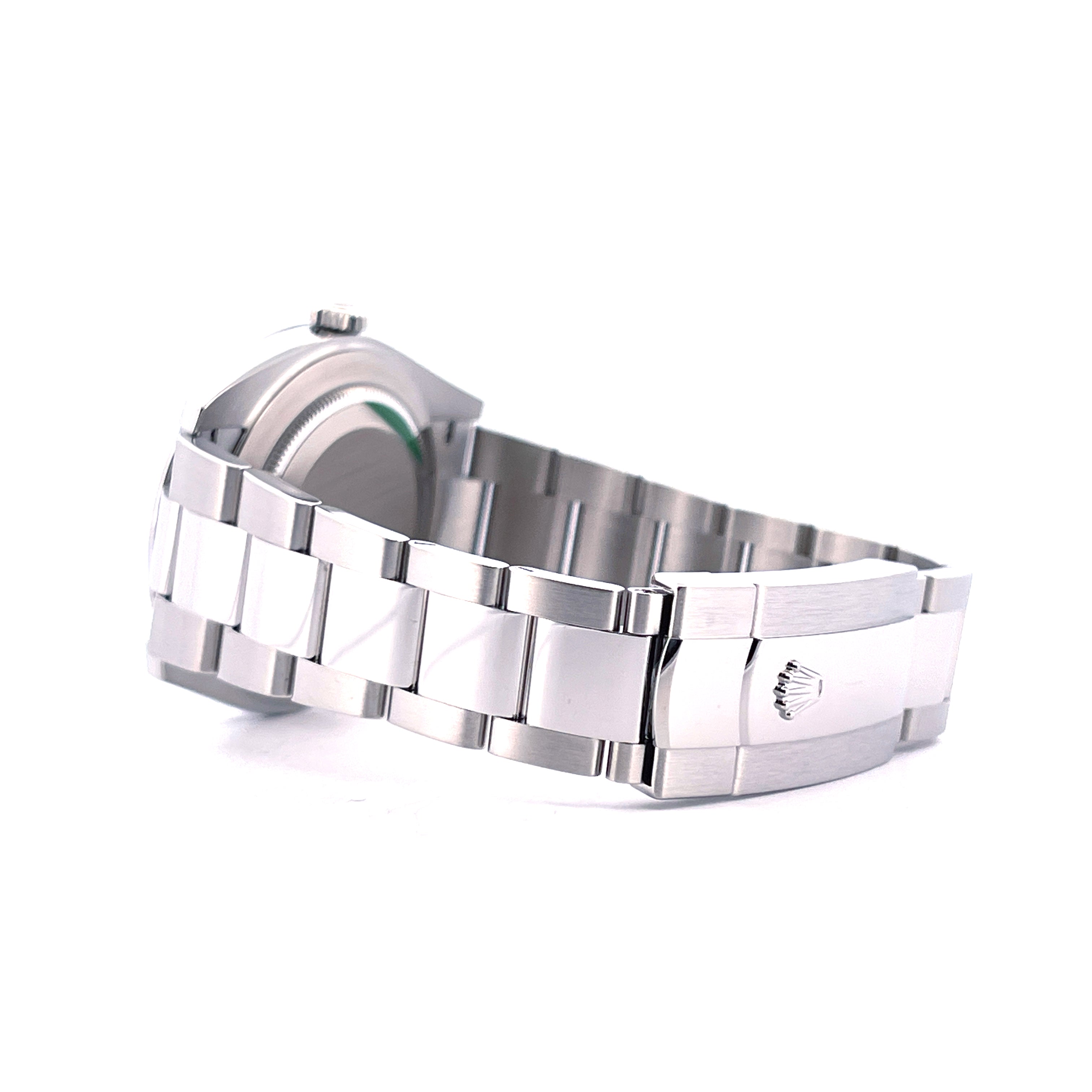 Rolex Datejust 41 mit Oyster-Armband in Silber, Seitenansicht mit Schließe und Krone im Detail auf weißem Hintergrund