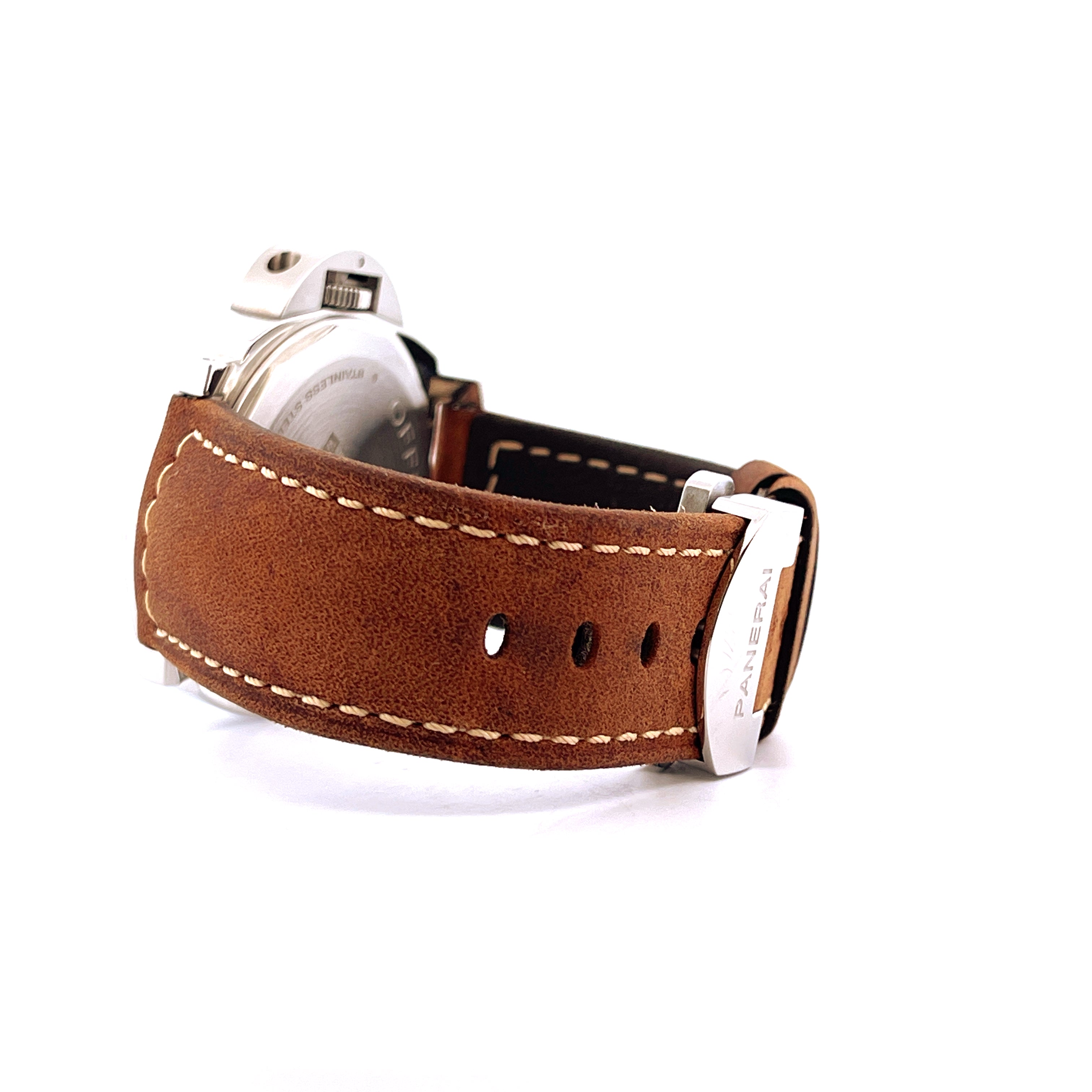 Seitenansicht einer Panerai Luminor Pam00914 Uhr mit braunem Lederarmband und Edelstahlschließe
