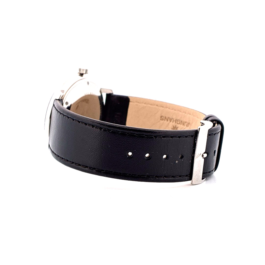 Seitenansicht einer Junghans Max Bill Automatic Uhr mit schwarzem Lederarmband
