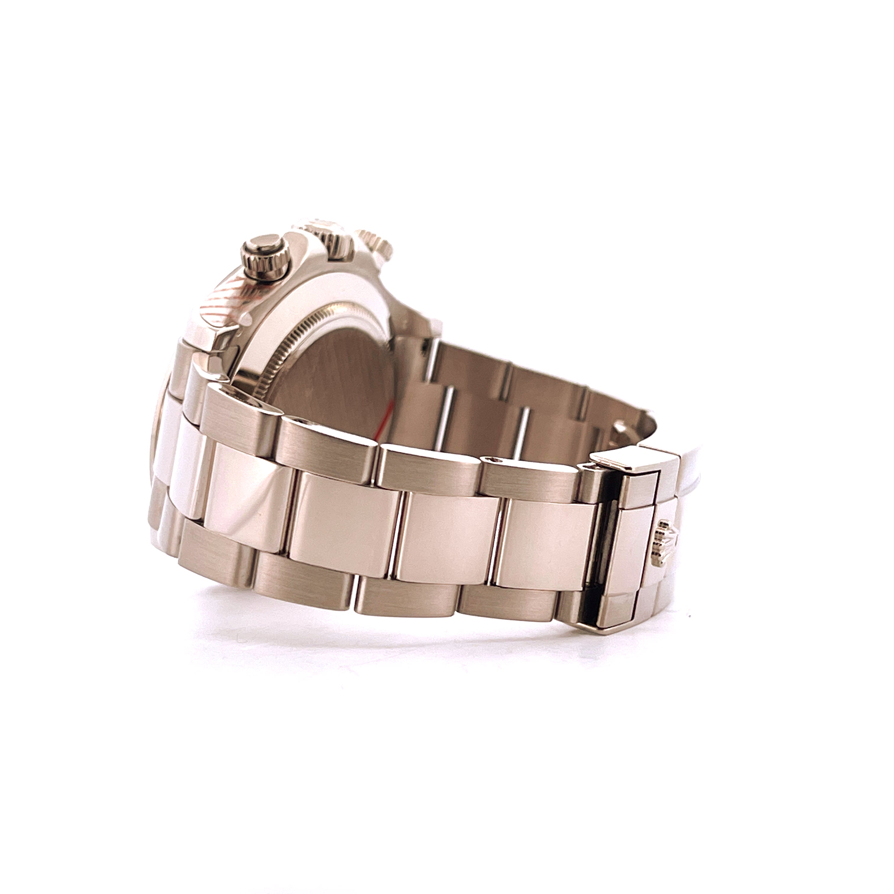 Seitenansicht einer Rolex Daytona aus Weißgold mit Schließe auf weißem Hintergrund