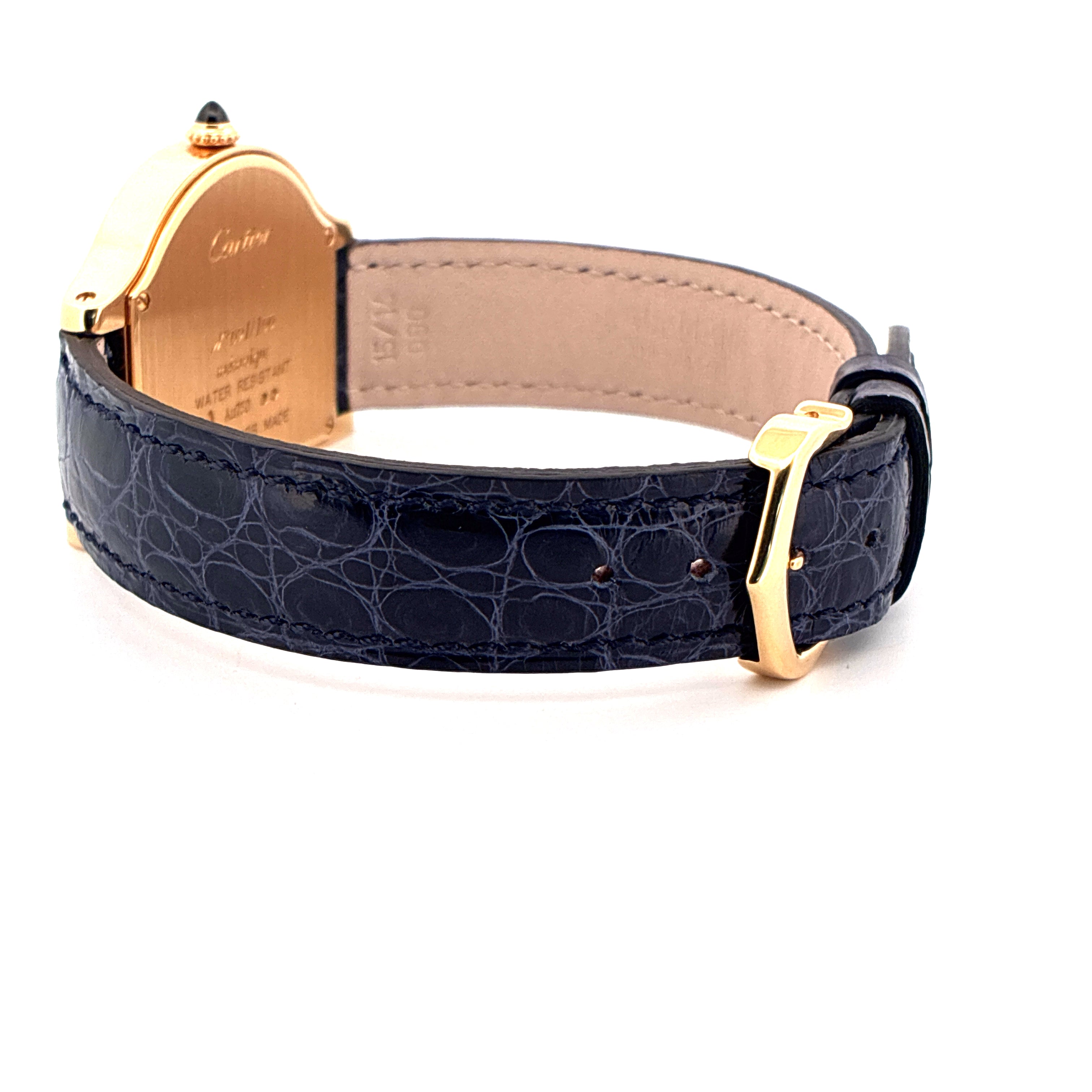 Seitenansicht einer Cartier Cloche De Cartier Uhr aus Gelbgold mit blauem Lederarmband und goldener Schließe