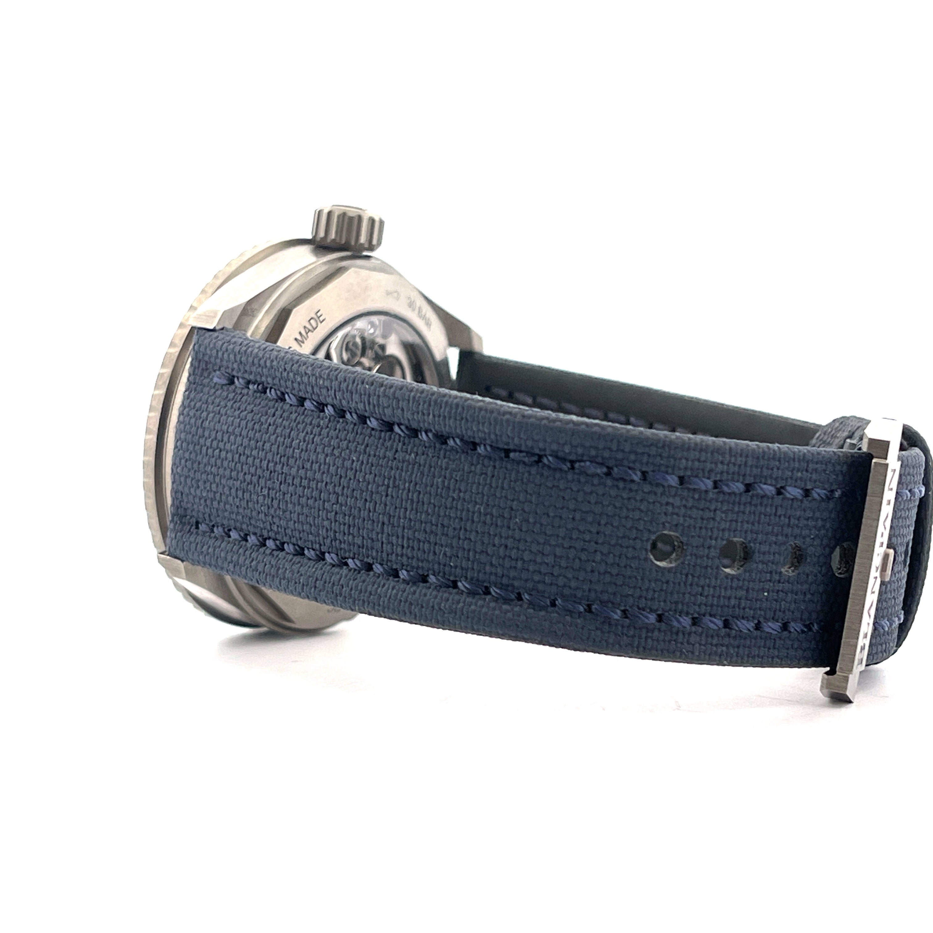 Blancpain Fifty Fathoms Bathyscaphe Ceramic Blue im Seitenprofil mit blauem Canvas-Armband