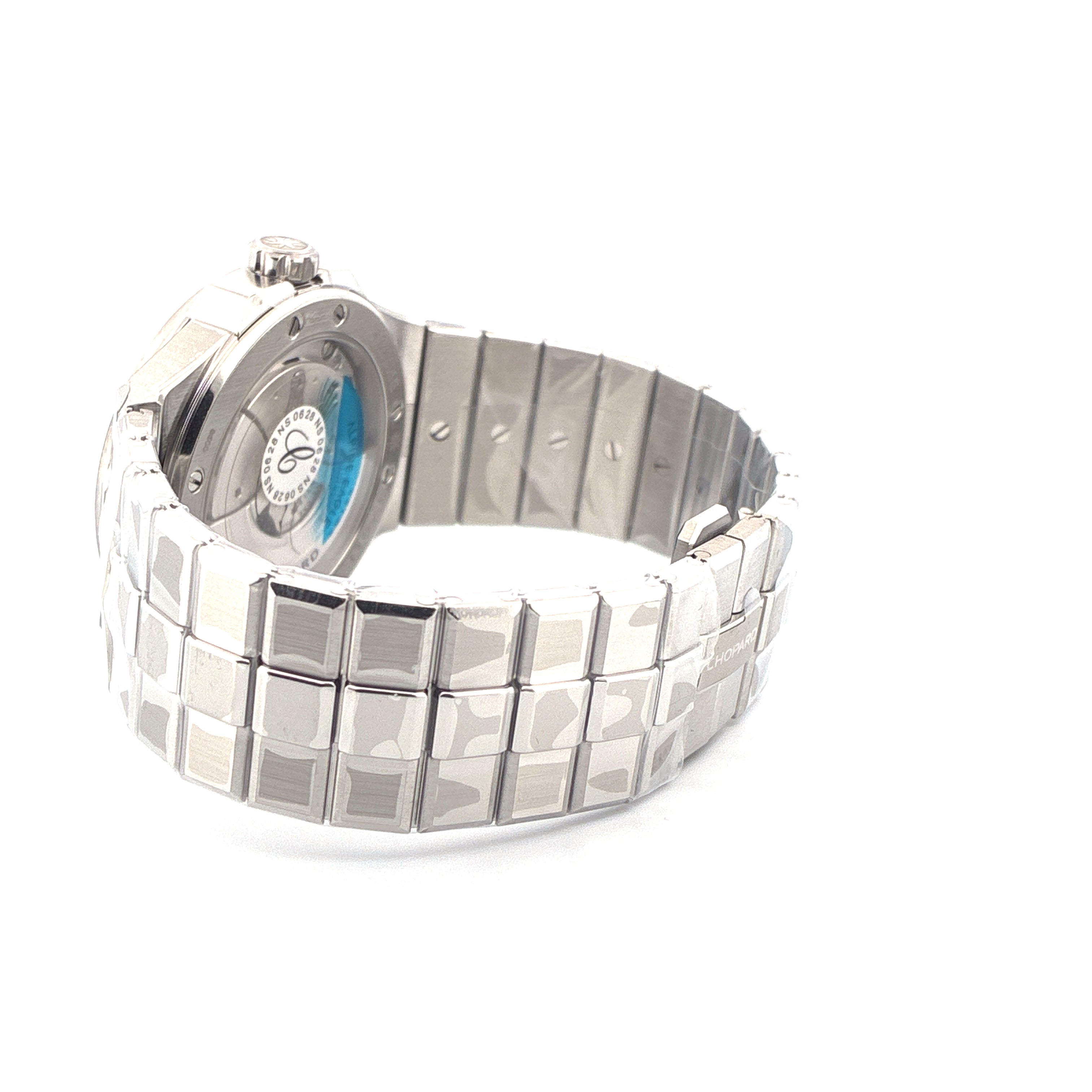Chopard Alpine Eagle Automatik-Uhr aus Edelstahl im Seitenprofil mit markantem Gliederarmband auf weißem Hintergrund