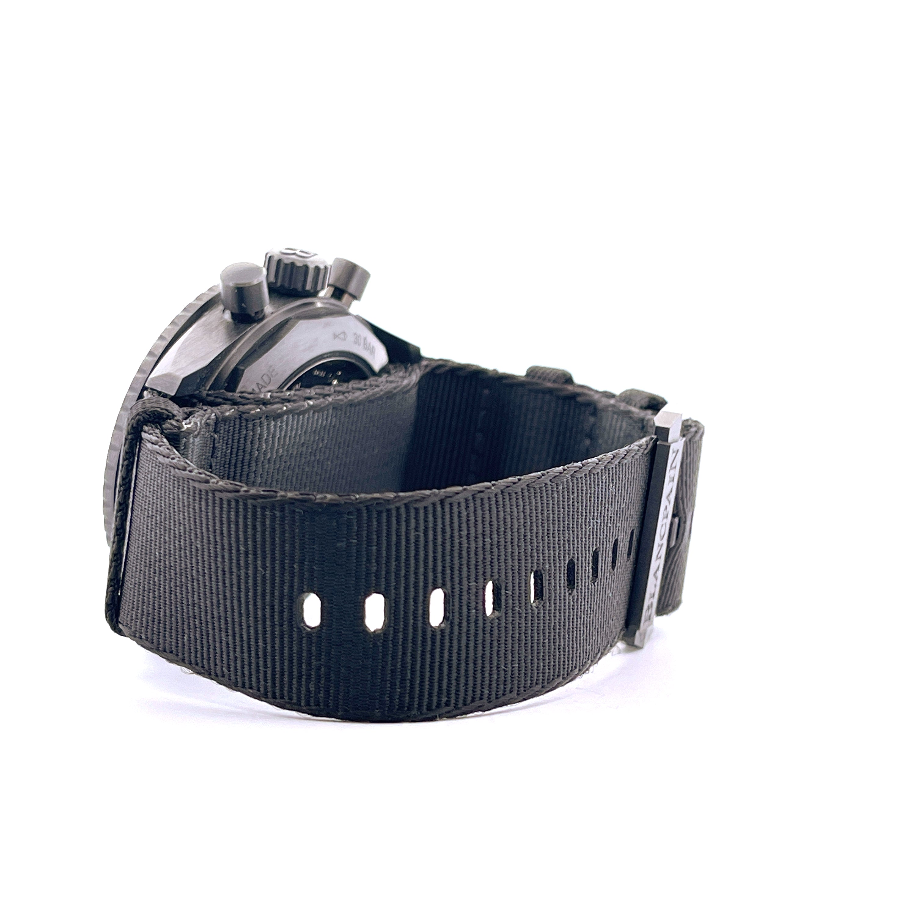 Nahaufnahme einer Blancpain Fifty Fathoms Bathyscaphe Flyback Ceramic Uhr mit schwarzem Nato-Armband