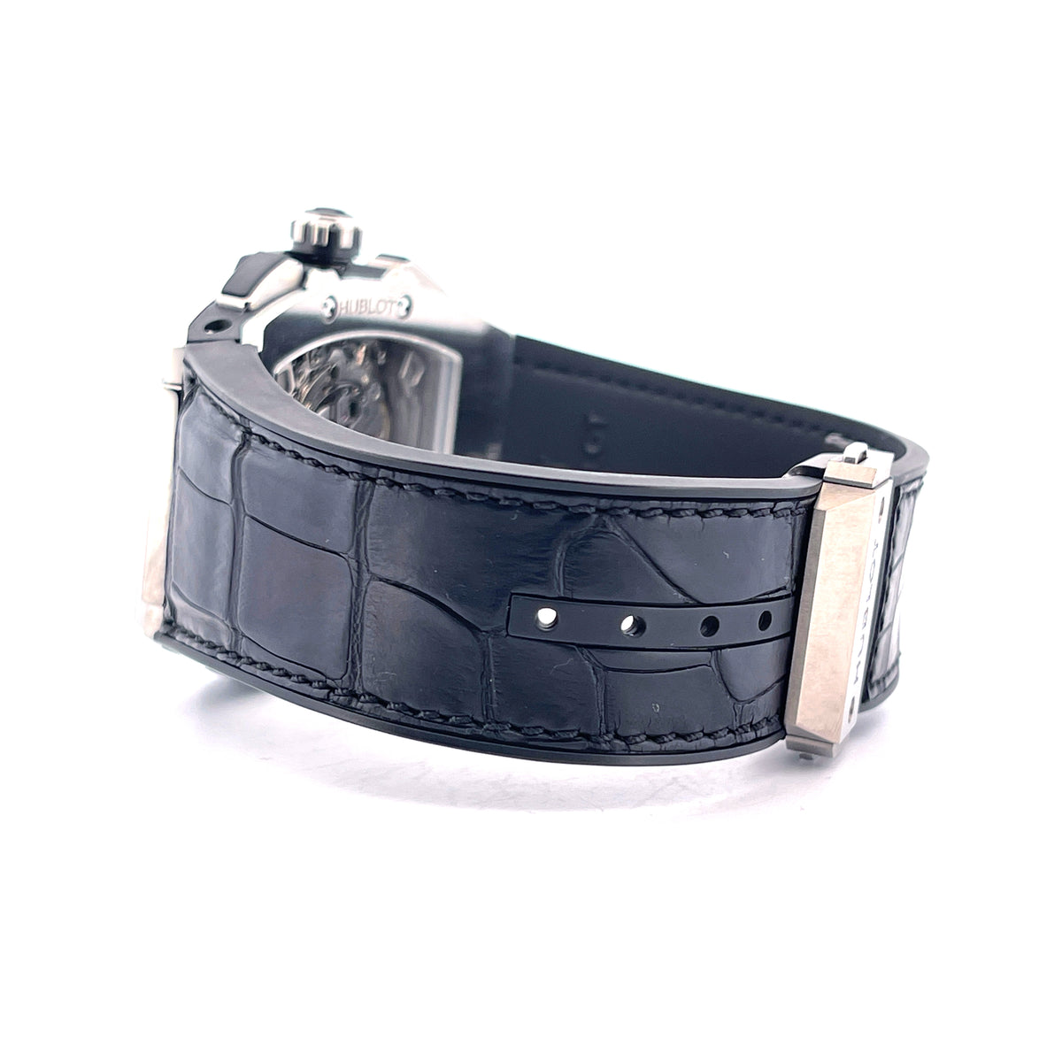 Hublot Spirit Of Big Bang 45 mm / 601.NX.0173.LR / Titan / Grey / Full Set + Invoice / Germany / 2015, Schrägansicht mit Armband, Krone und Gehäuseboden vor weißem Hintergrund