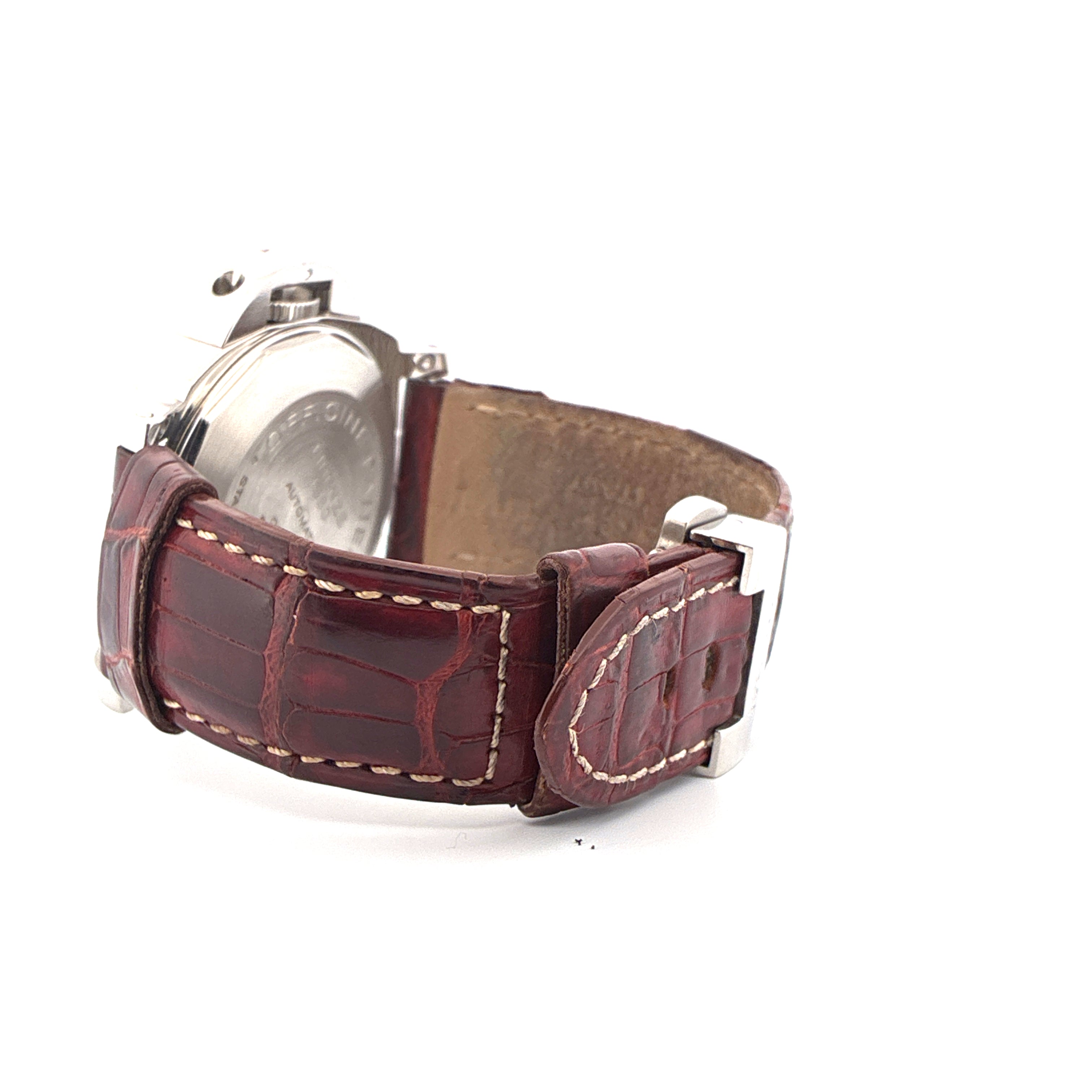 Seitenansicht einer Panerai Luminor Power Reserve Uhr mit rotem Kroko-Lederarmband und Stiftschließe