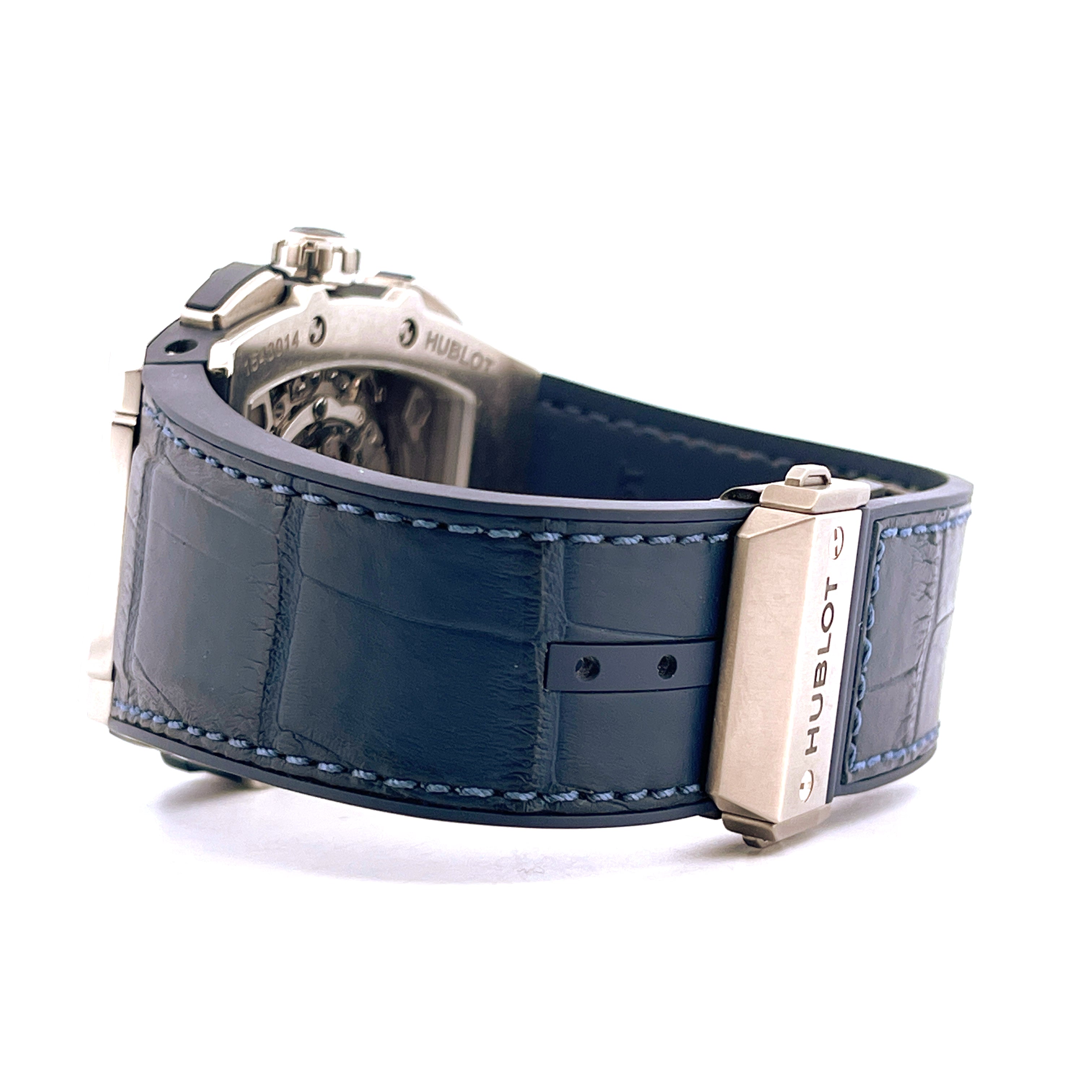 Seitliche Ansicht eines Hublot Spirit Of Big Bang blauen Titan-Armbands mit silberner Schließe