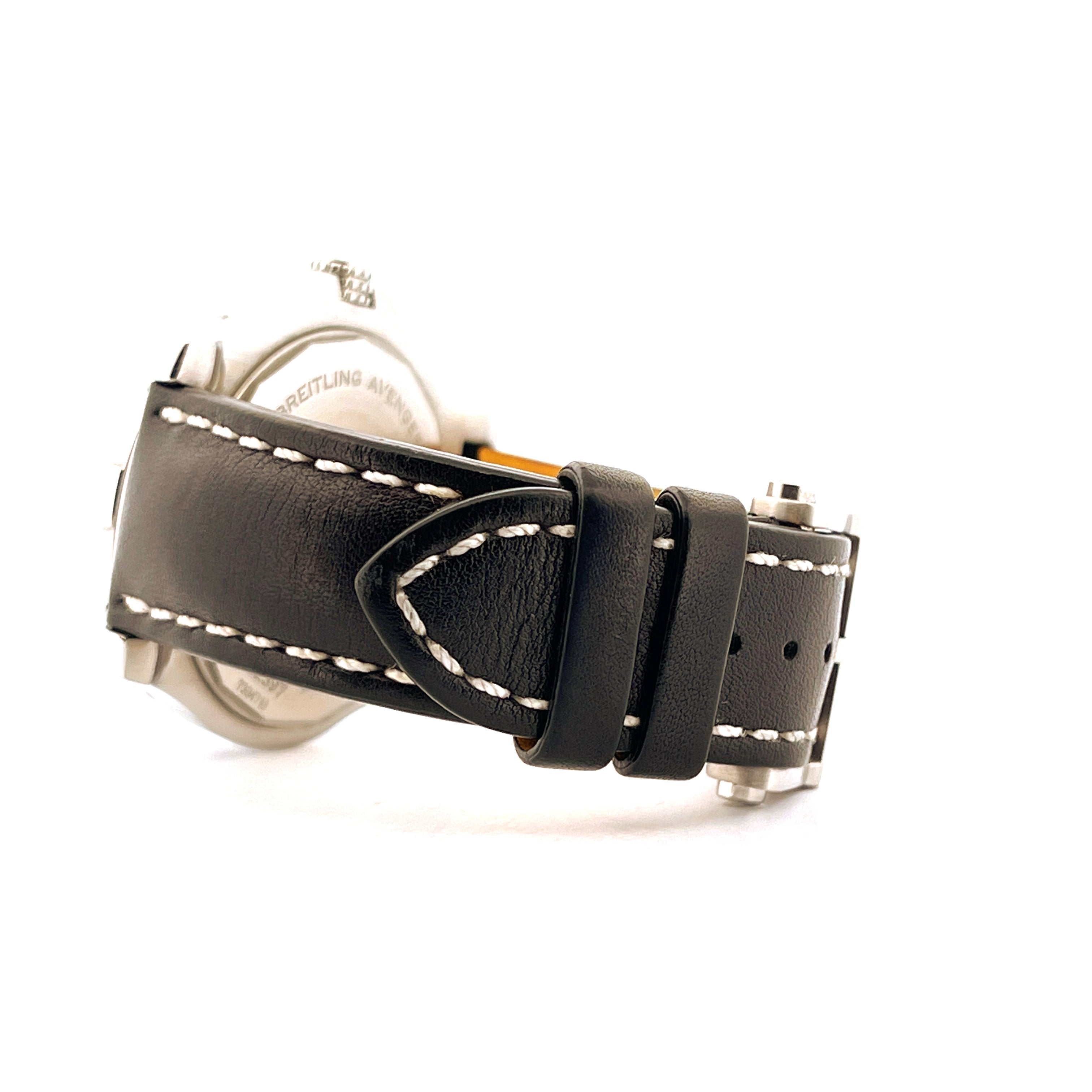 Seitenansicht eines gebrauchten Breitling Avenger Automatic GMT 43 mit schwarzem Lederarmband