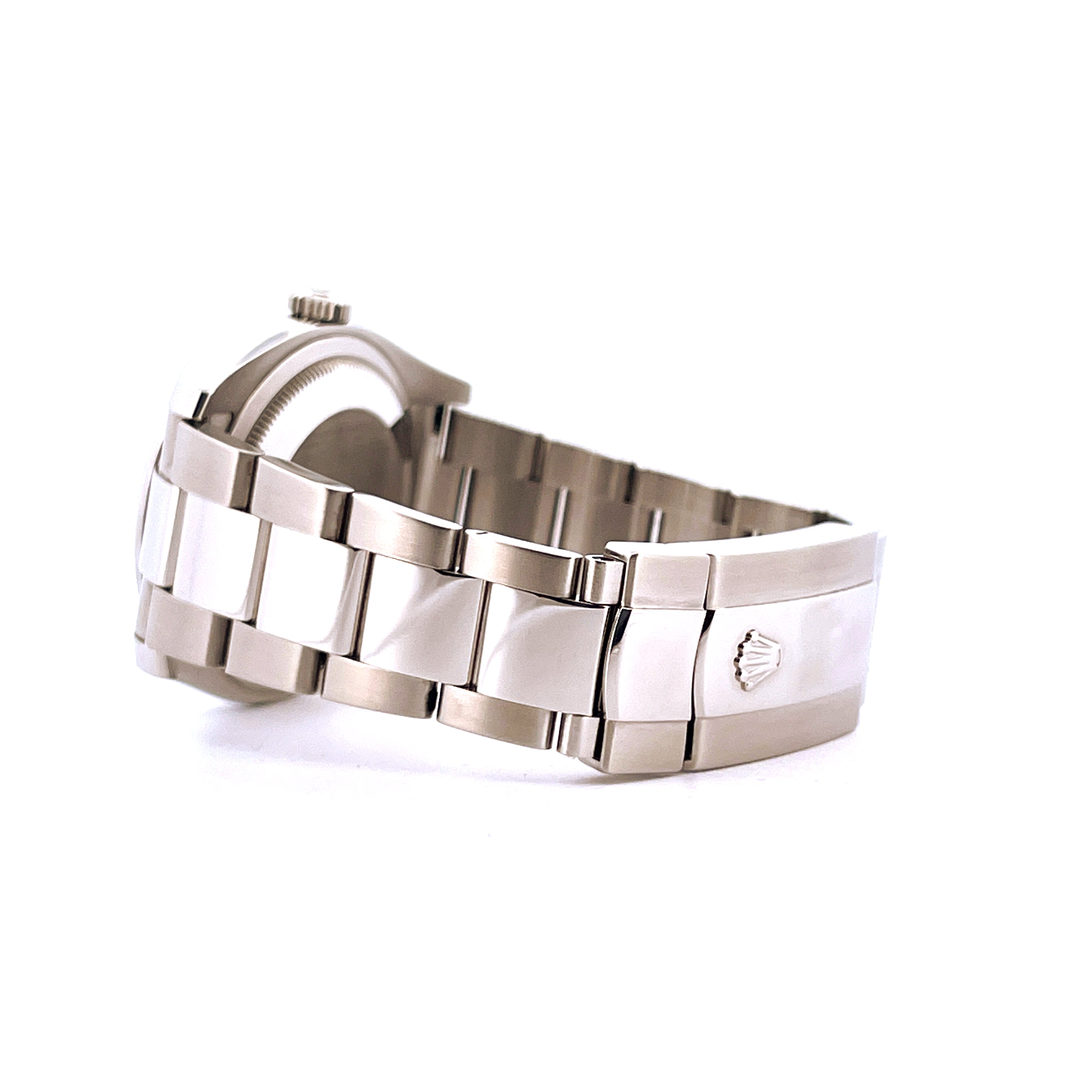 Seitenansicht einer gebrauchten Rolex Datejust 36 aus Stahl mit charakteristischem Oyster-Armband und Schließe
