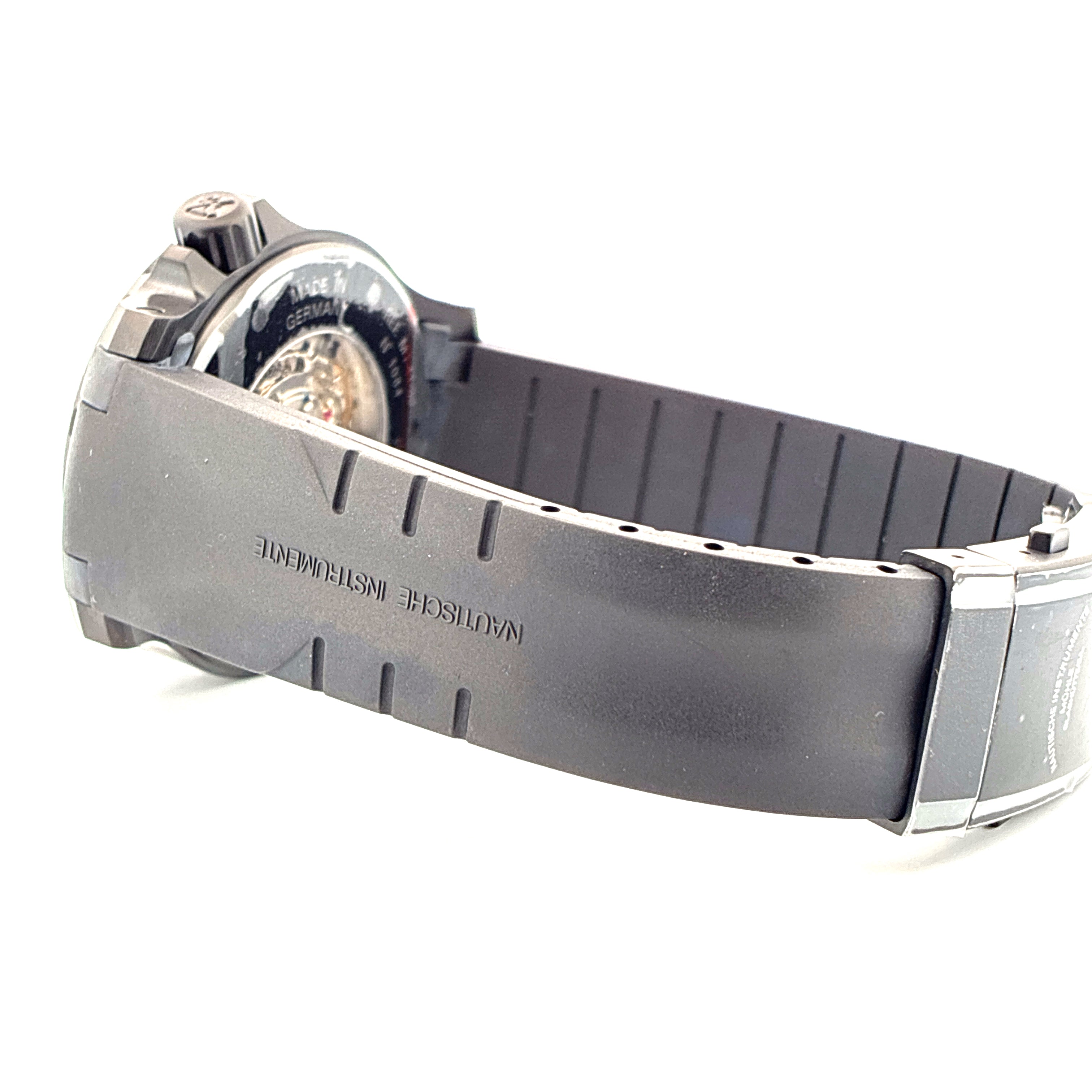 Seitenansicht einer Mühle Glashütte Sea-timer Blackmotion Uhr aus Stahl mit schwarzem Kautschukband