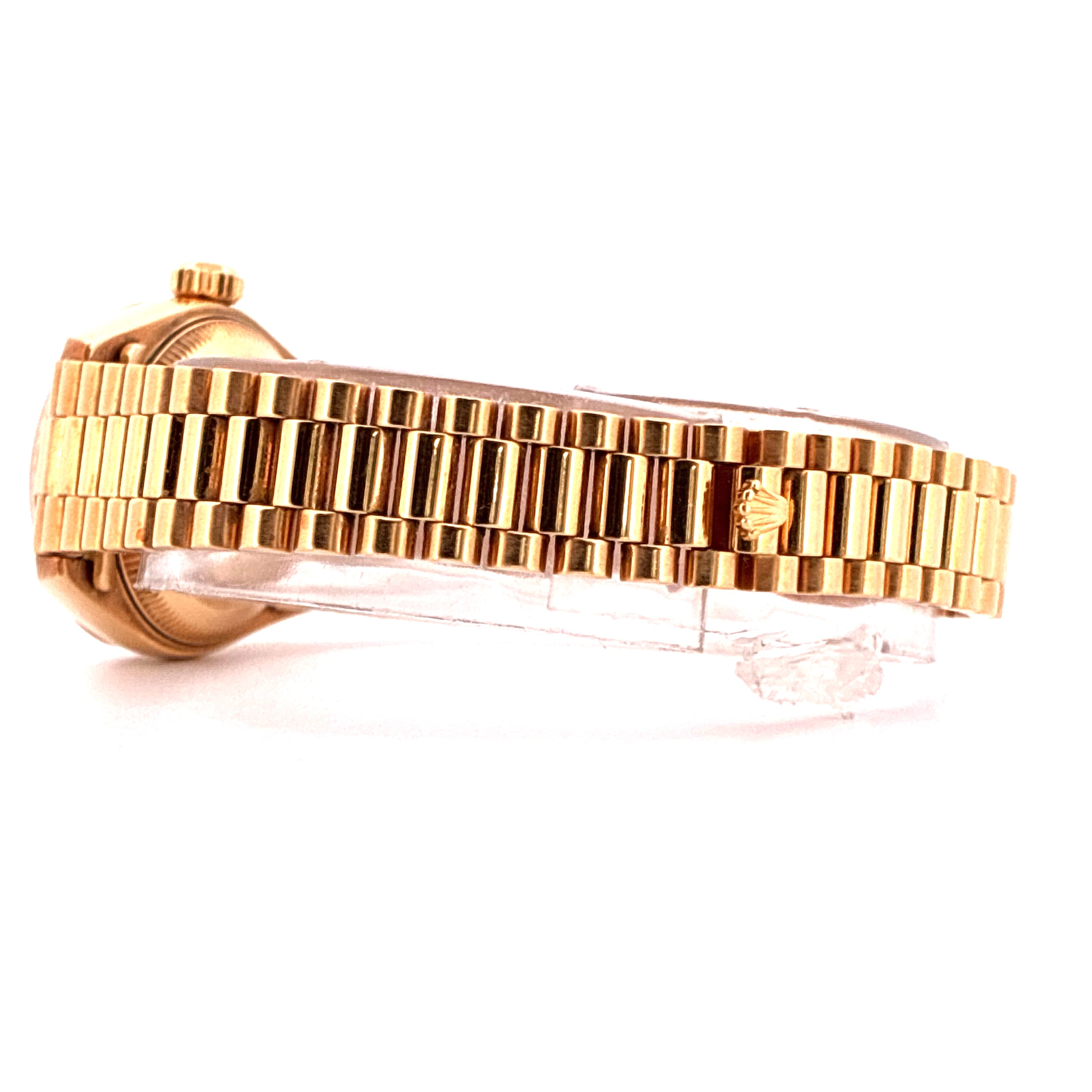 Rolex Lady-Datejust im goldenen Armband von der Seite fotografiert, mit detaillierter Schließe und glänzendem Metall