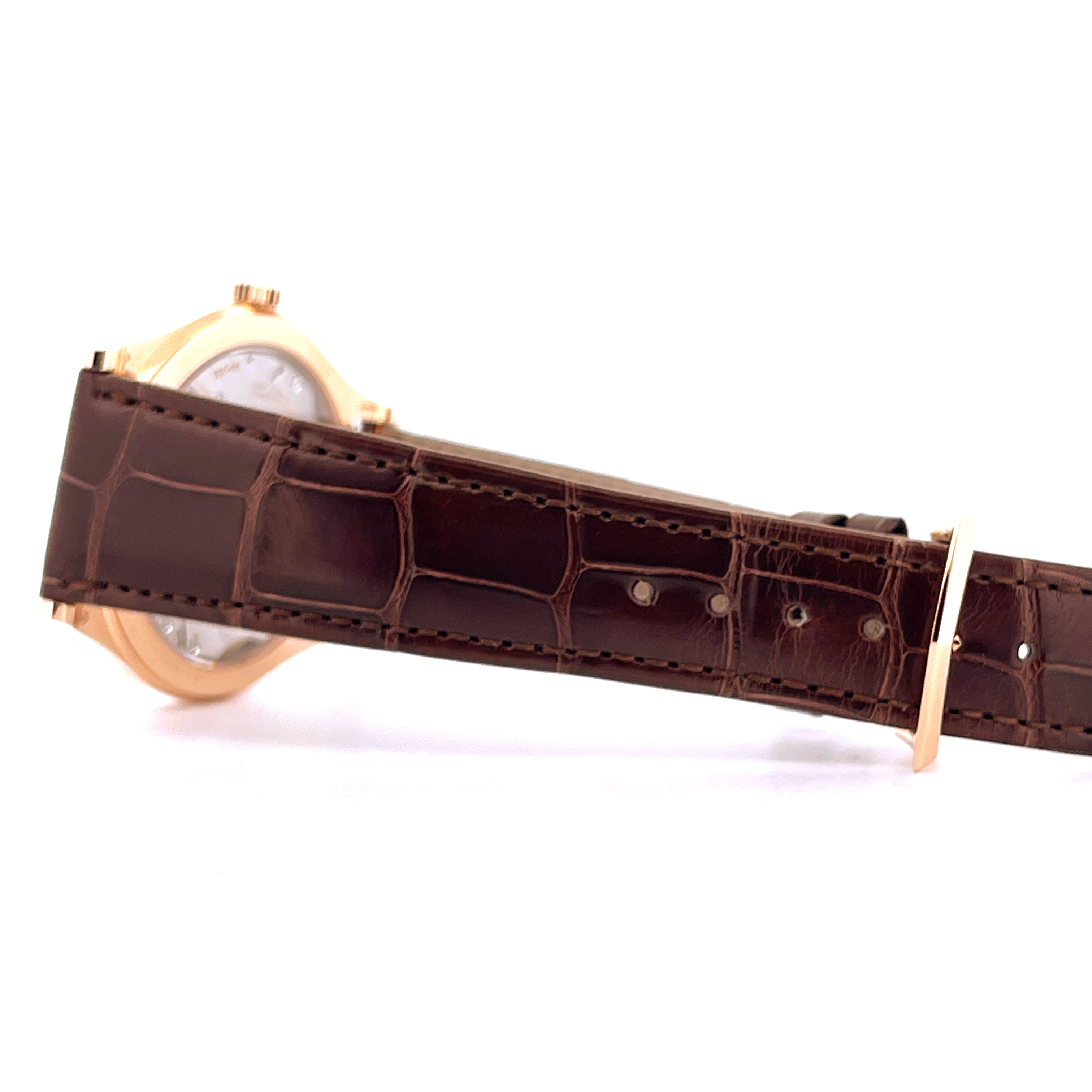 Patek Philippe Calatrava 6119R-001 im Seitenprofil mit braunem Krokodillederarmband