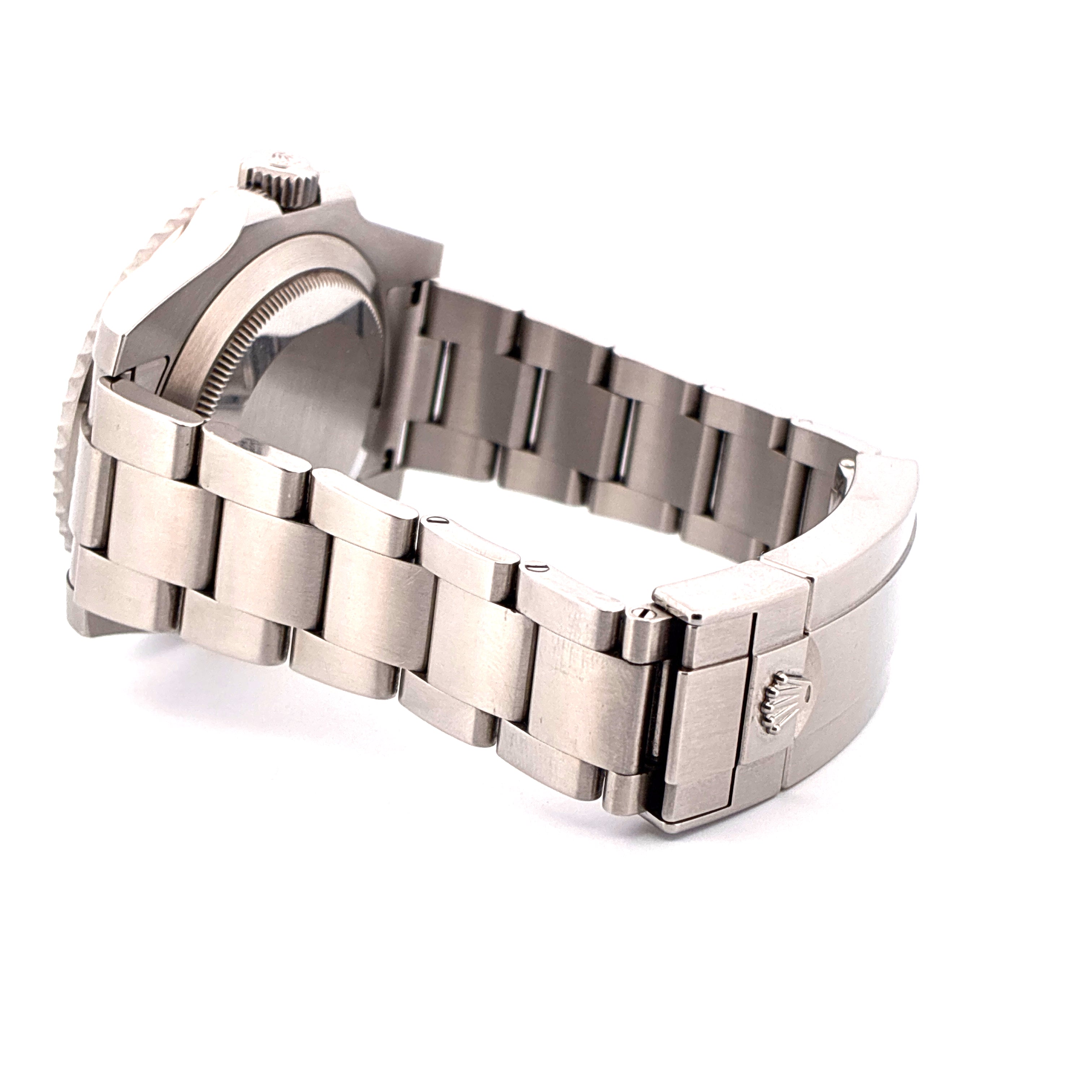 Seitenansicht einer Rolex Submariner Date aus Edelstahl mit Automatikwerk, Schließe und Armband vor weissem Hintergrund