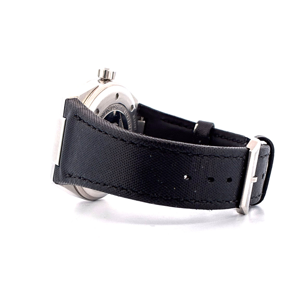 Seitenansicht einer IWC Ingenieur Automatic Zinedine Zidane Limited Edition mit schwarzem Textilarmband und Edelstahlschliesse