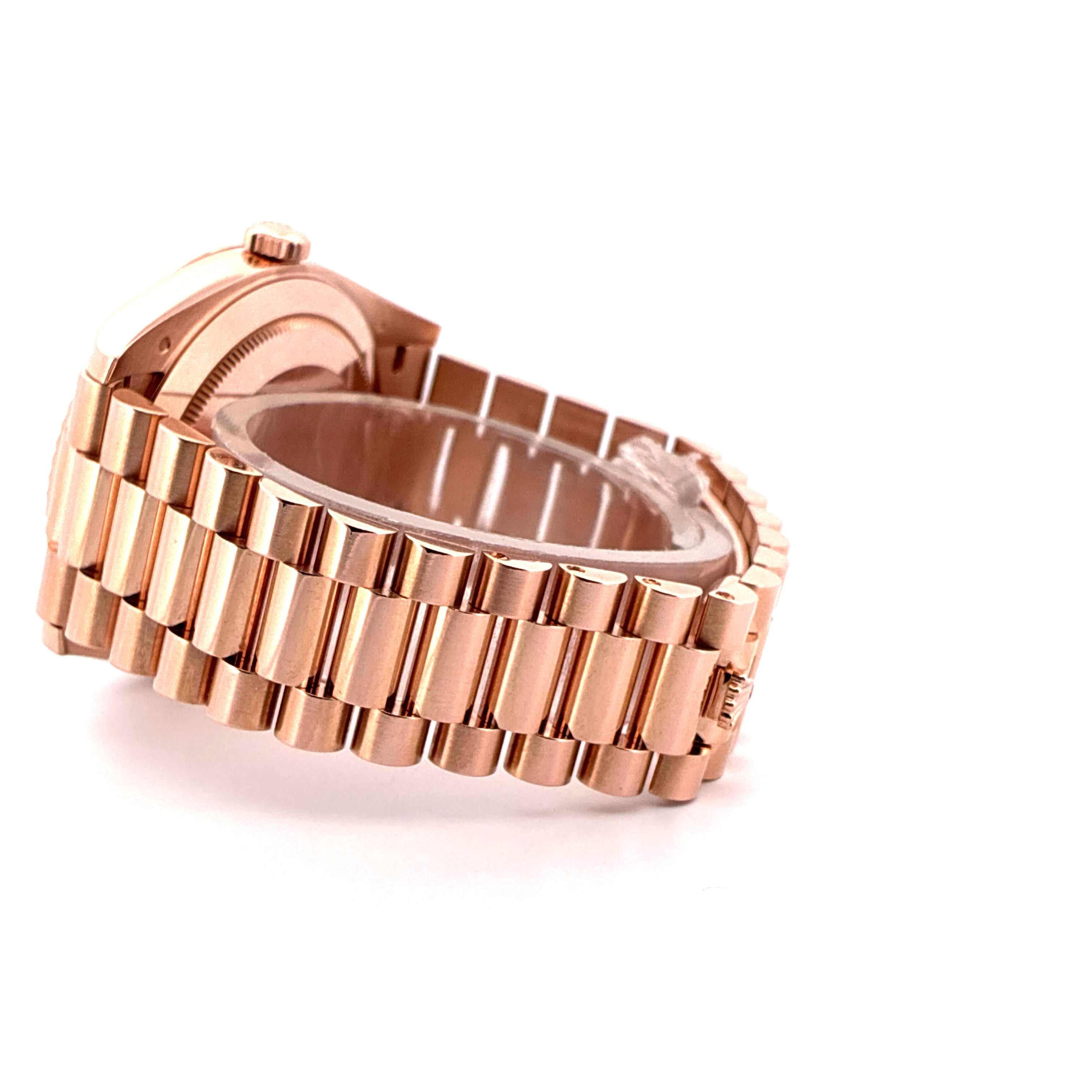 Rolex Day-Date 40 Roségold mit charakteristischem Präsidentenband im Seitenprofil auf weißem Hintergrund