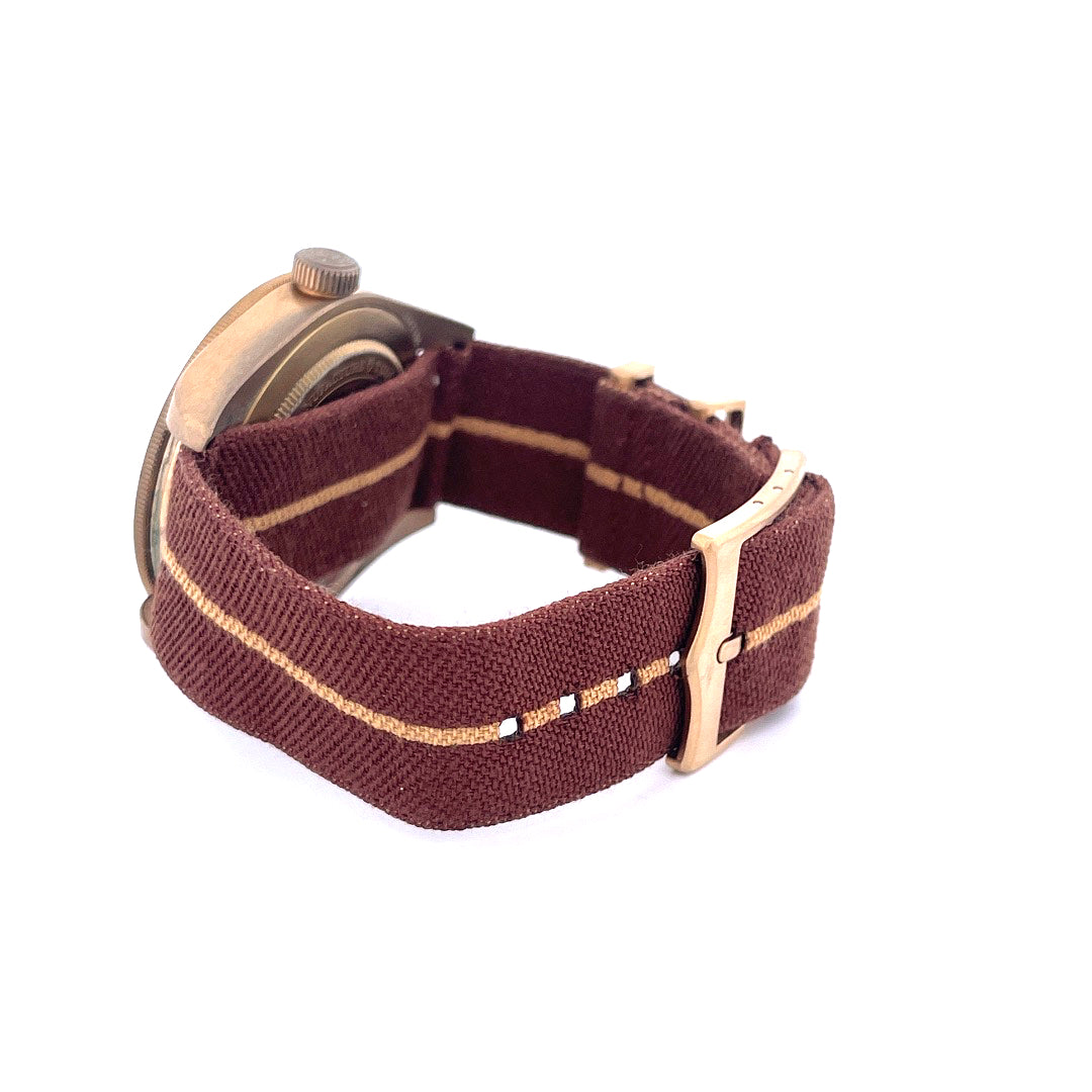 Tudor Black Bay Fifty-eight Boutique Edition im Seitenprofil mit braunem Textilarmband