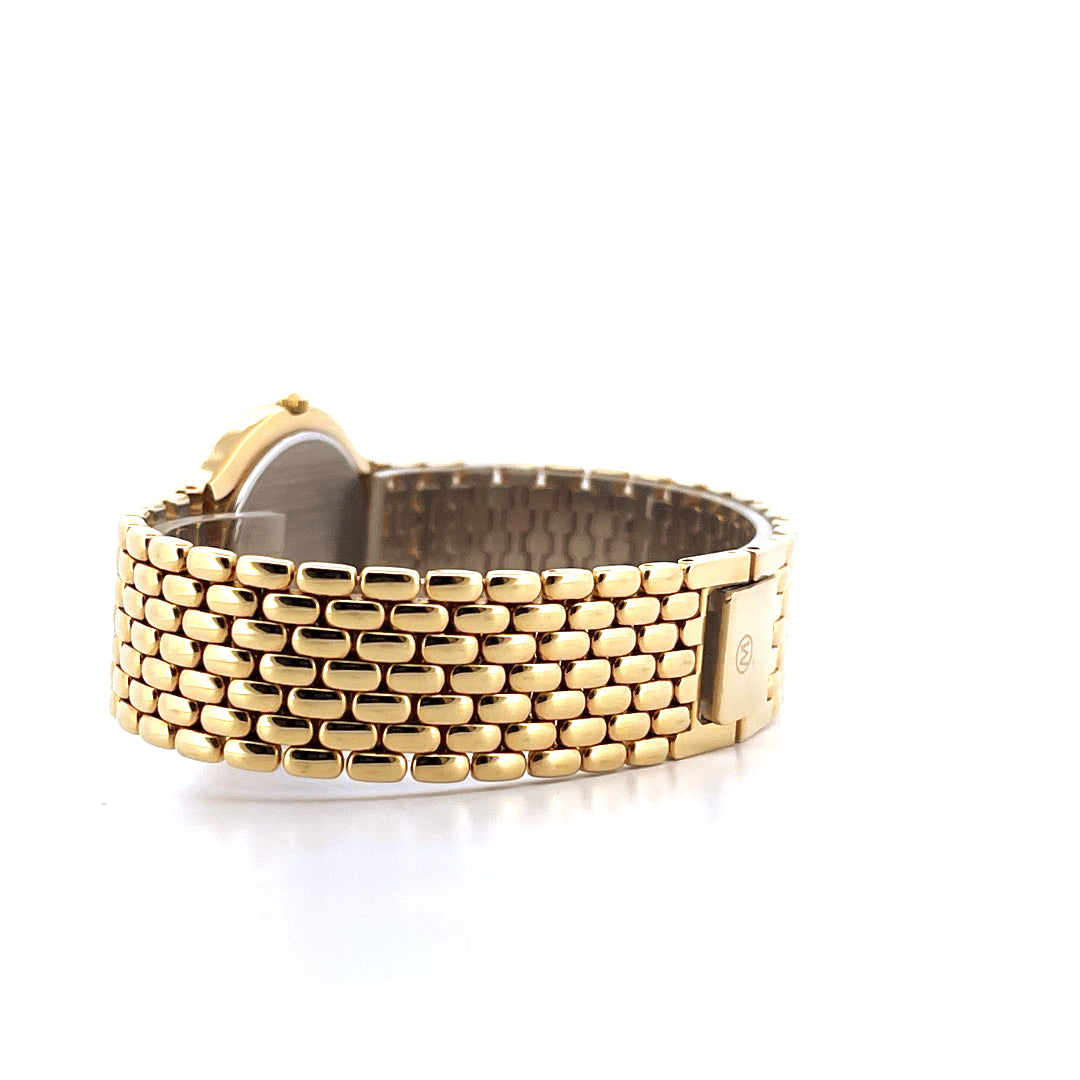 Seitenansicht eines goldfarbenen Movado Certo Museum Armbanduhr mit detailliertem Armband auf weissem Hintergrund