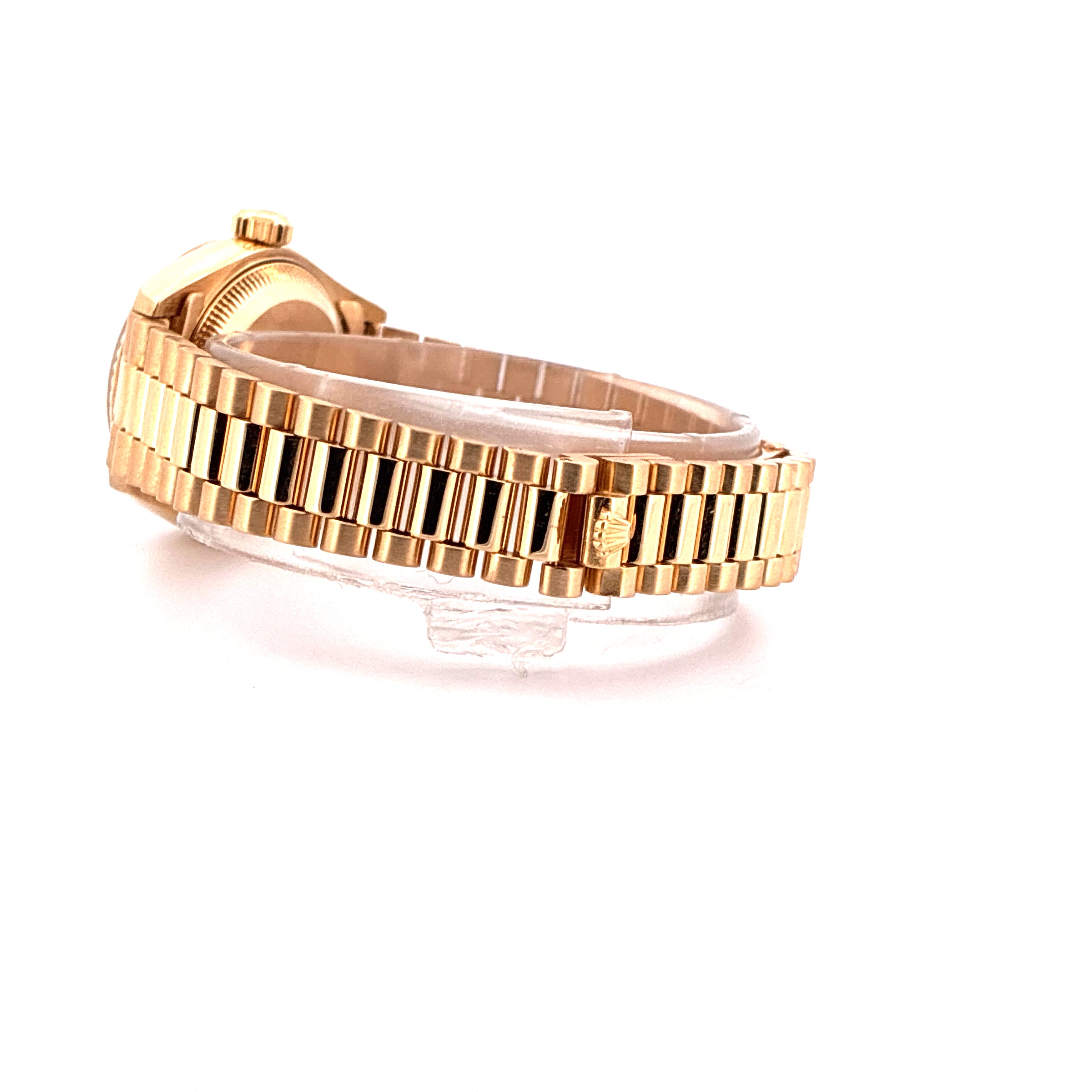 Nahaufnahme einer goldenen Rolex Lady-Datejust mit Jubileé-Armband, auf weißem Hintergrund