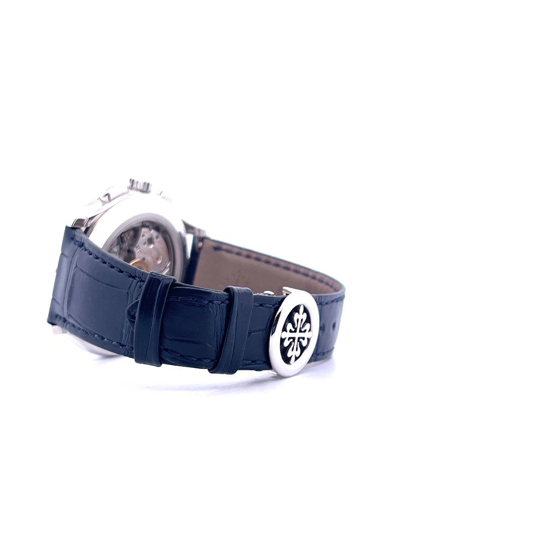 Patek Philippe Annual Calendar Chronograph, Schrägansicht mit Armband, Schließe und Gehäuseboden vor weißem Hintergrund